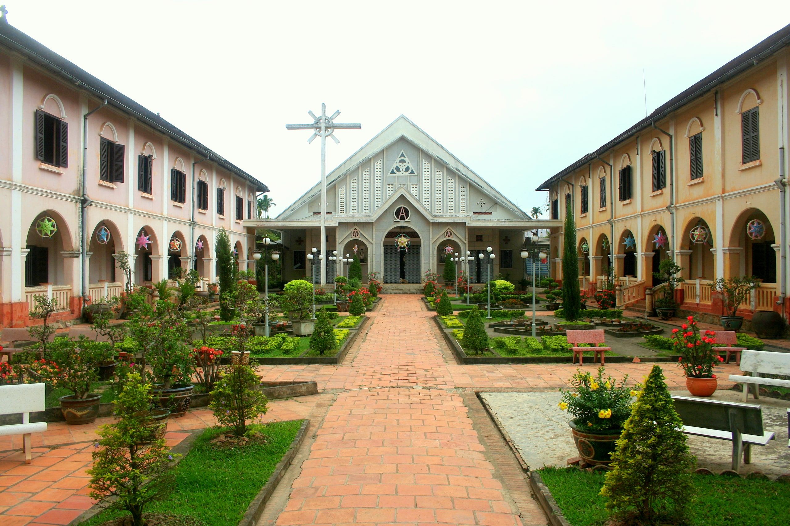 Le couvent de Cái Mơn, sa chapelle blanche et son jardin fleuri