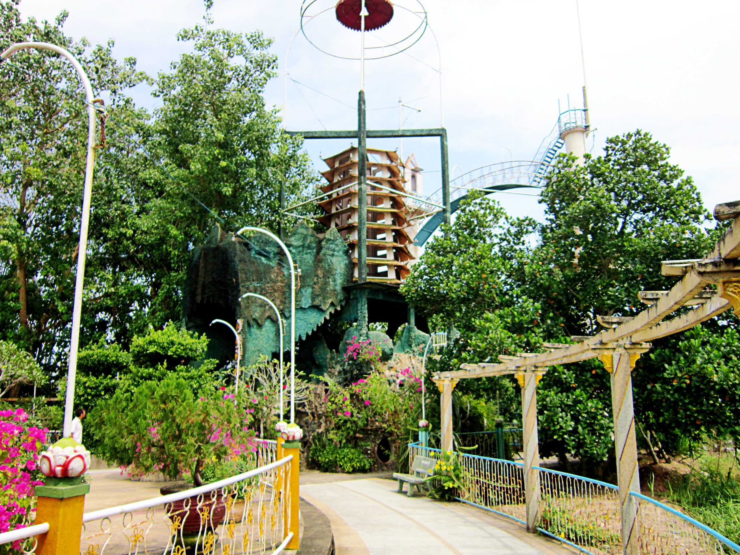 La tour à étages et les colonnes de l'ancien sanctuaire du moine aux cocos, sur Cồn Phụng
