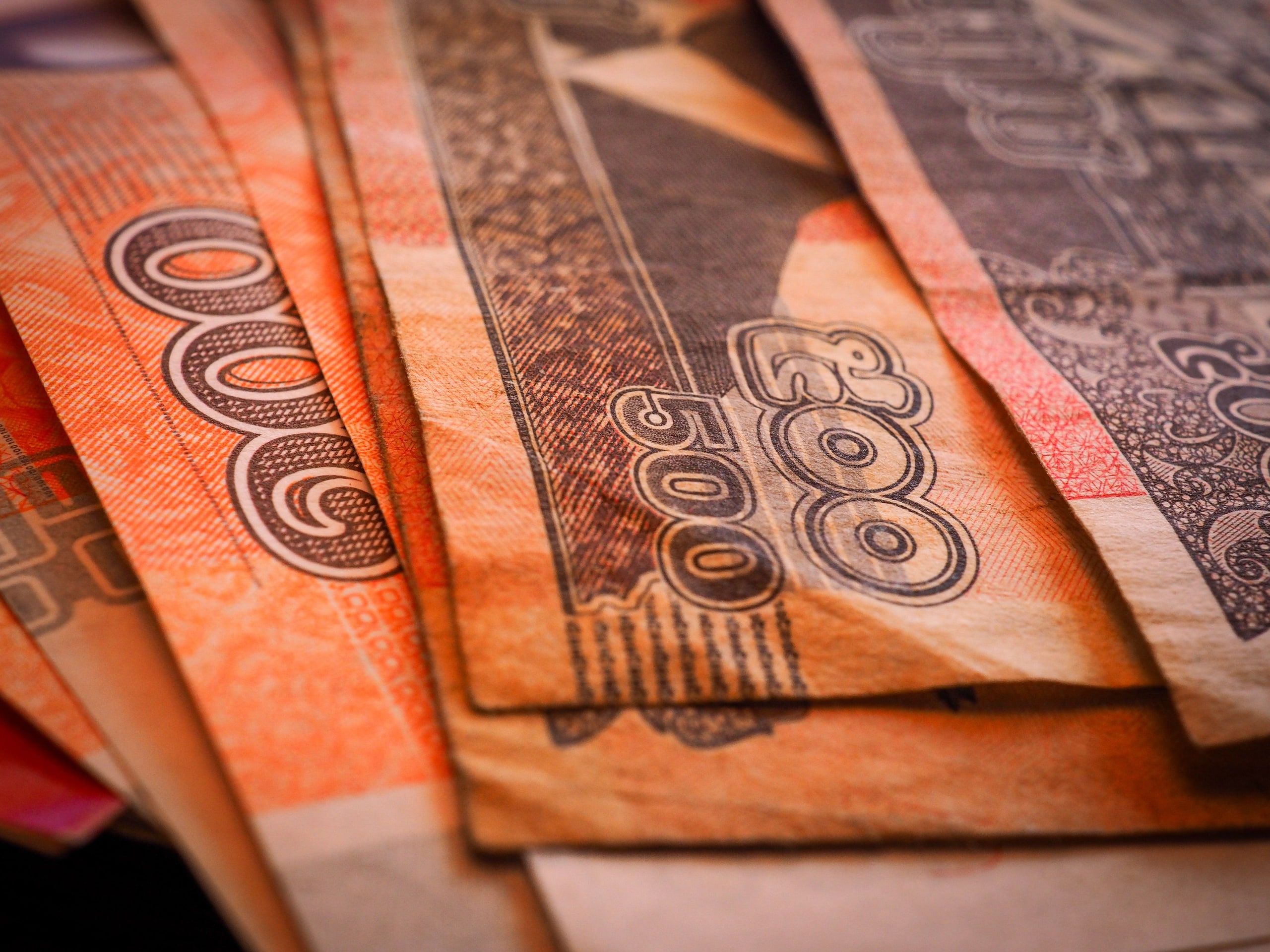 Des billets de riels cambodgiens disposés en éventail