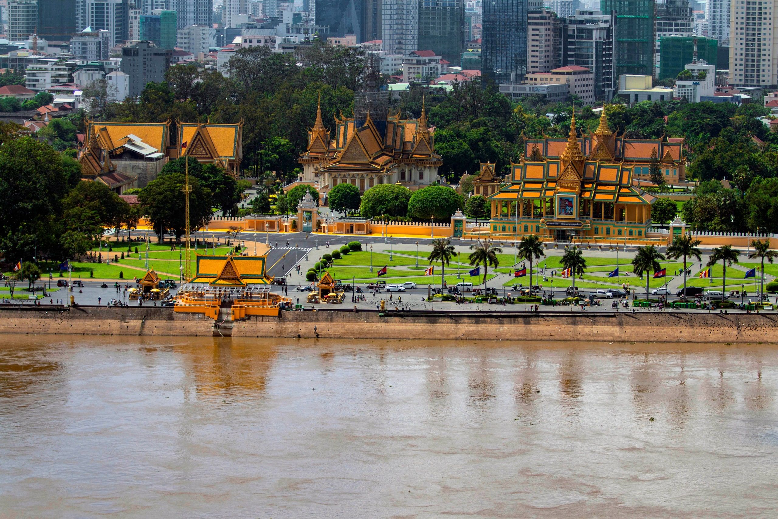 Le Palais royal de Phnom Penh au bord du fleuve, vu de l'autre rive, devant les tours de la ville