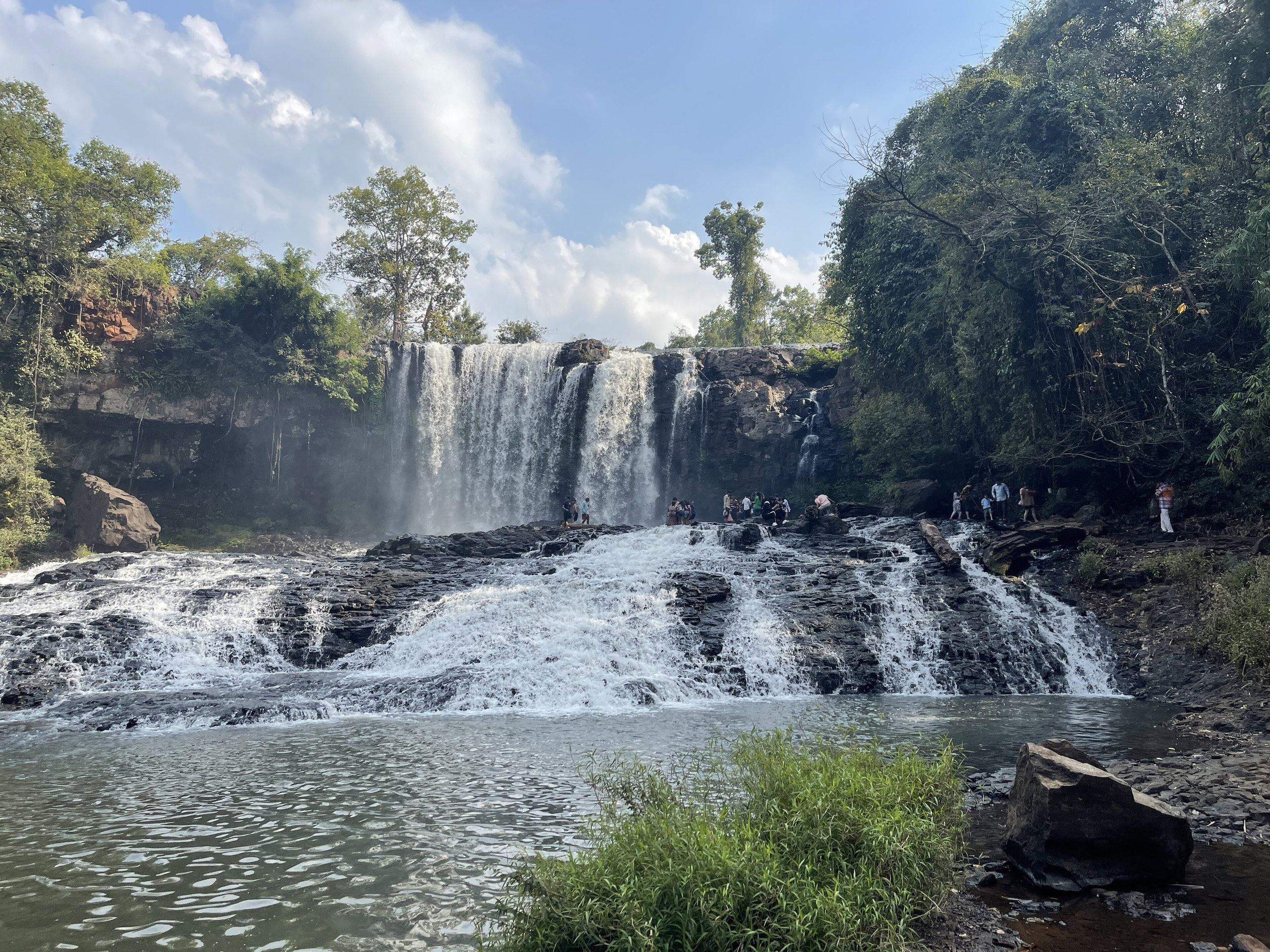 La cascade de Bou Sra et ses gradins de roche, dans la forêt du Mondulkiri