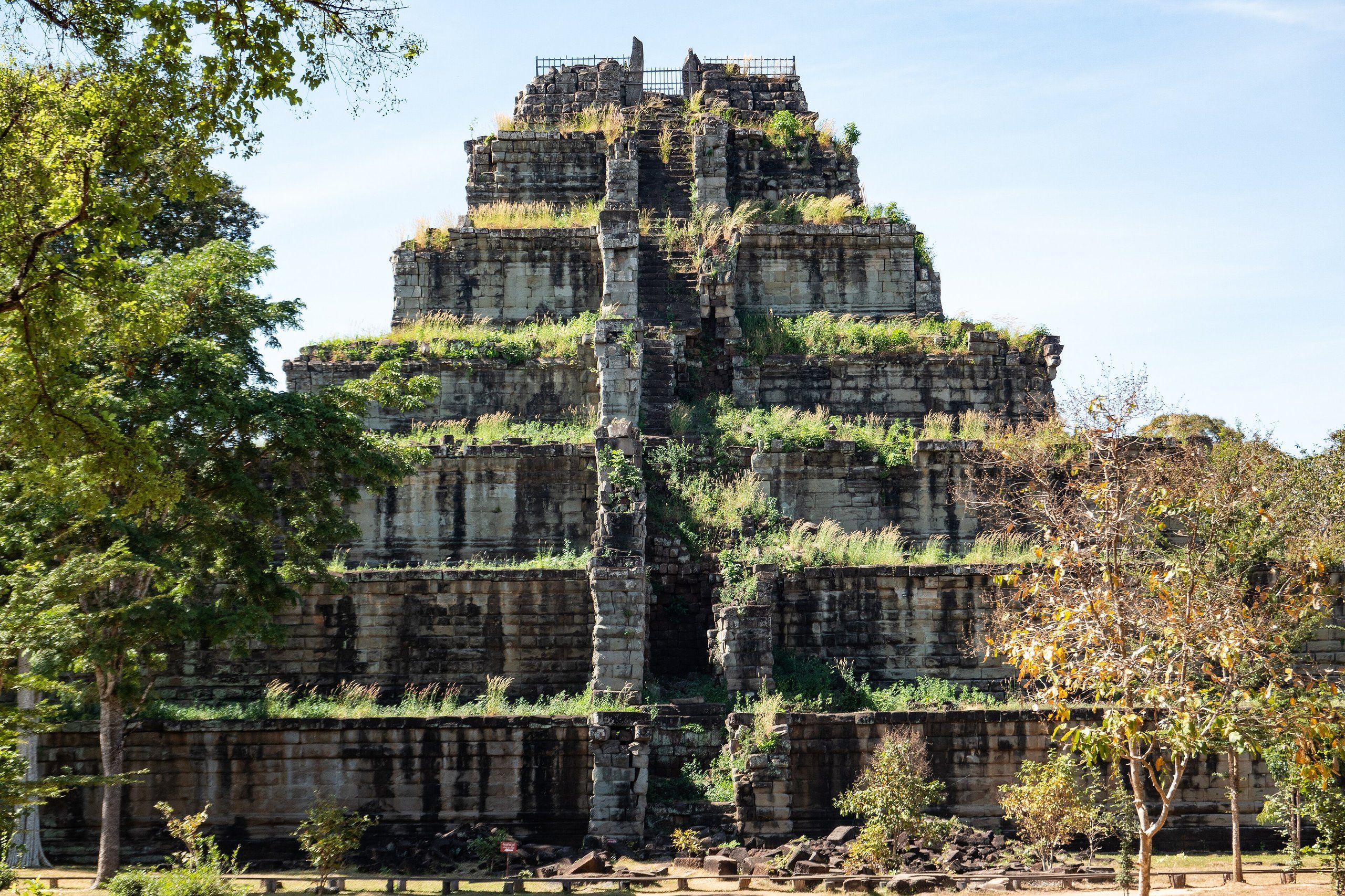 La pyramide à gradins de Prasat Thom, à Koh Ker, envahie par la végétation