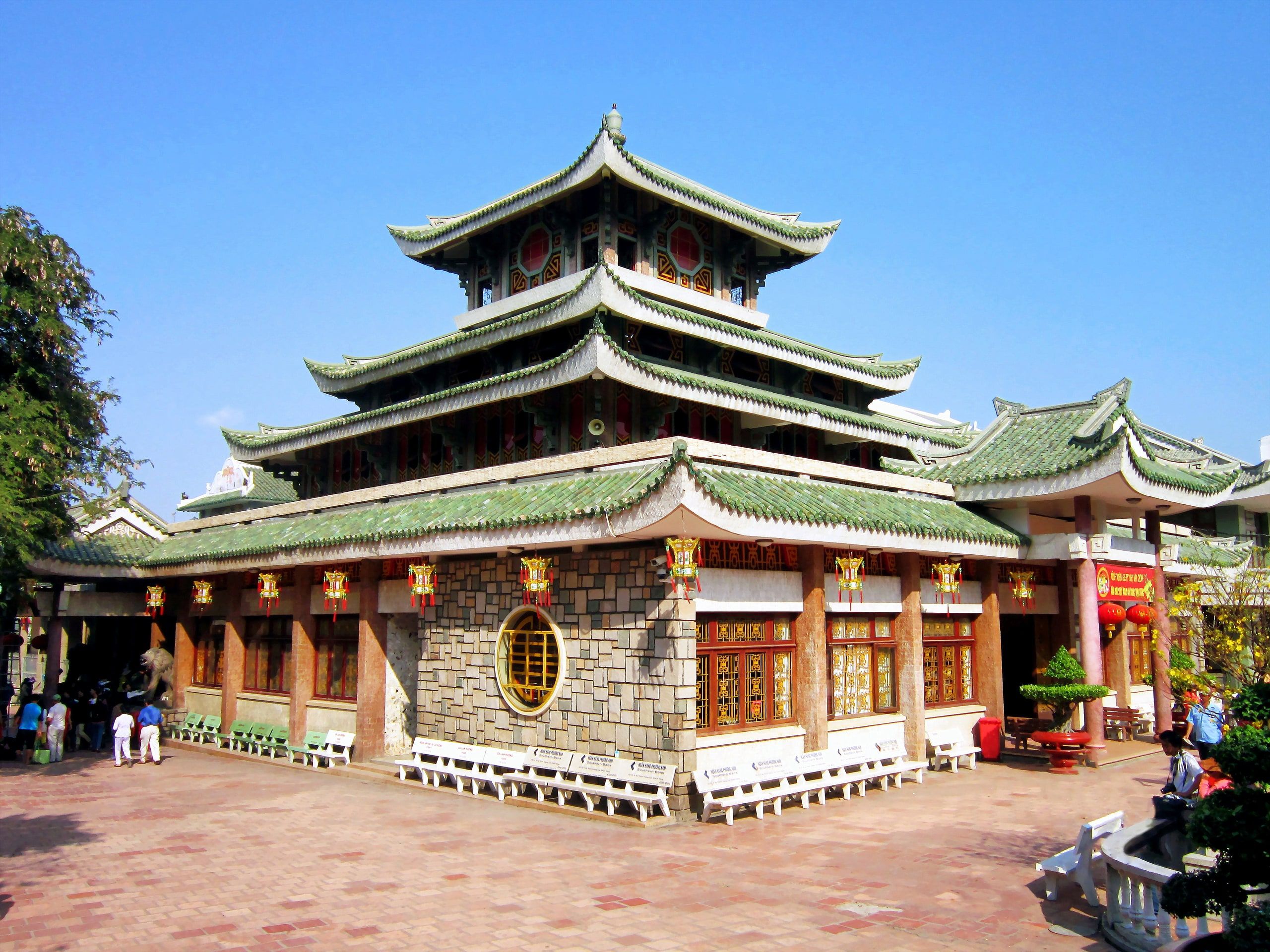 Le temple de Bà Chúa Xứ et ses toits verts à étages, au pied du mont Sam