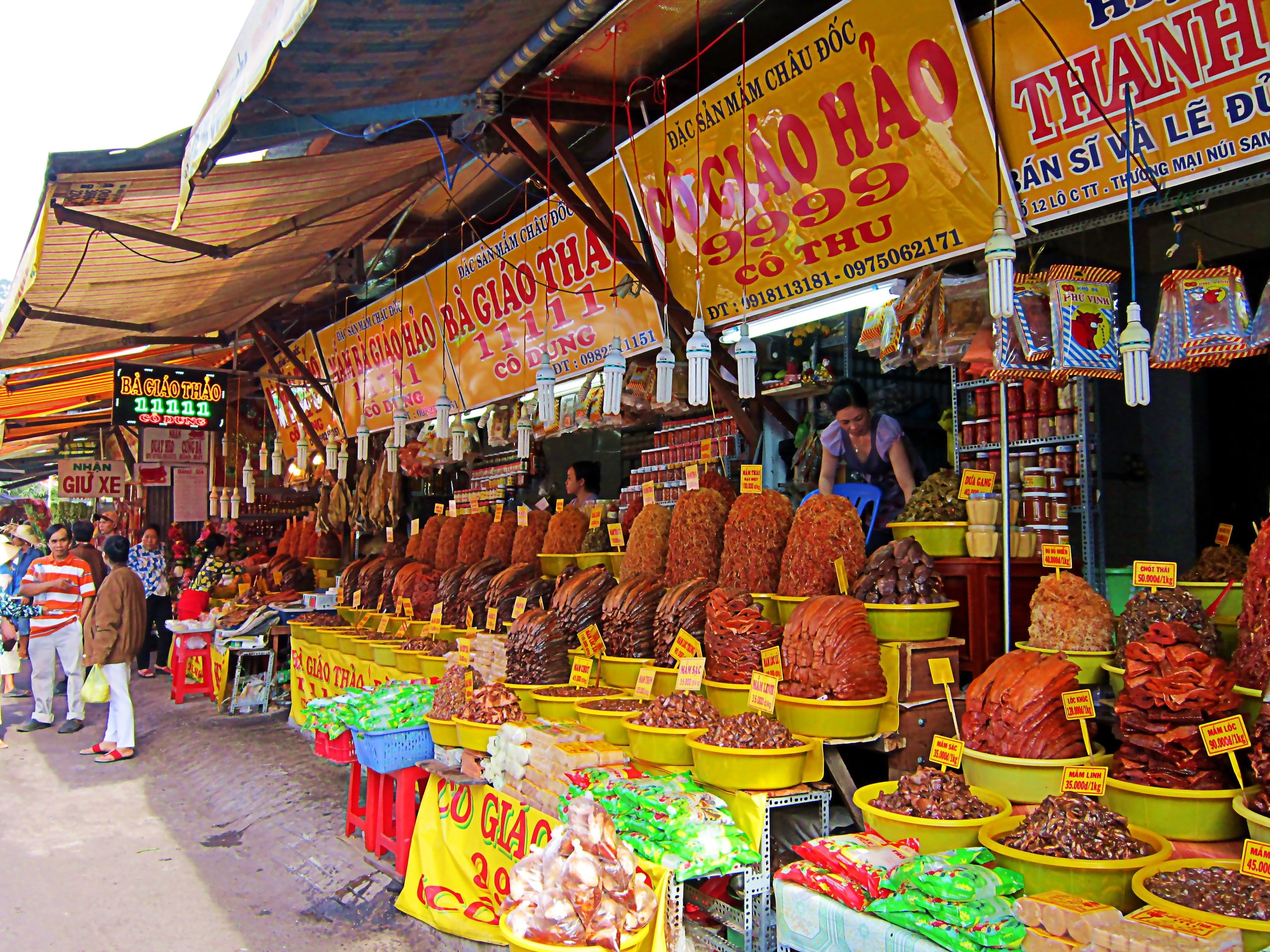 Des pyramides de mắm, le poisson fermenté, sur les étals d'une boutique de Châu Đốc