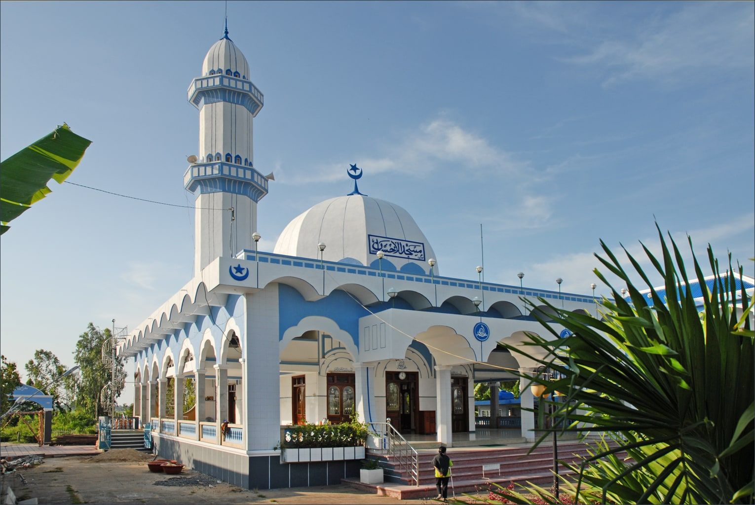 La mosquée blanche d'un village cham, son minaret et ses coupoles
