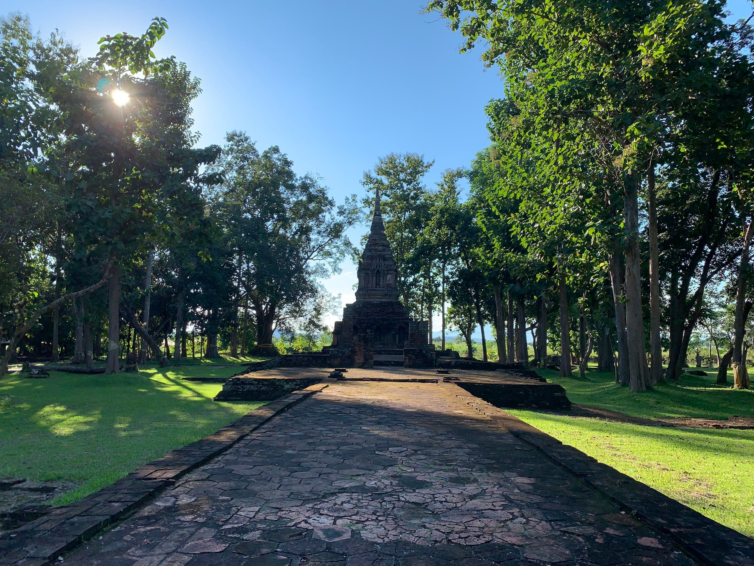 L'allée de briques qui mène au chedi du Vat Pa Sak