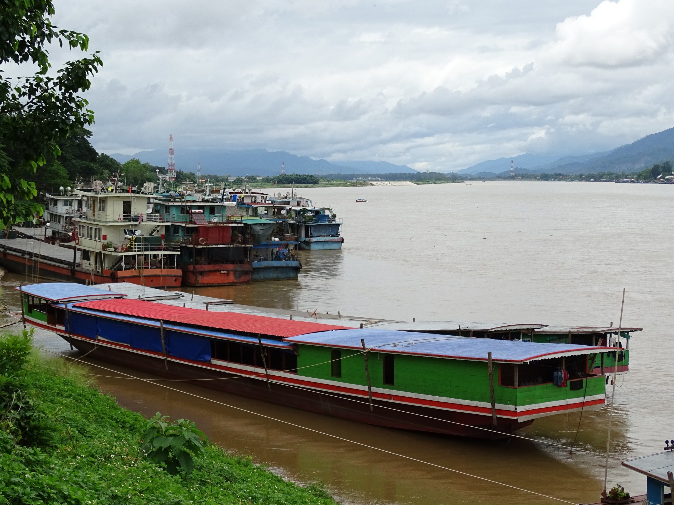 Des barges et un bateau lent amarrés le long du Mékong à Chiang Saen