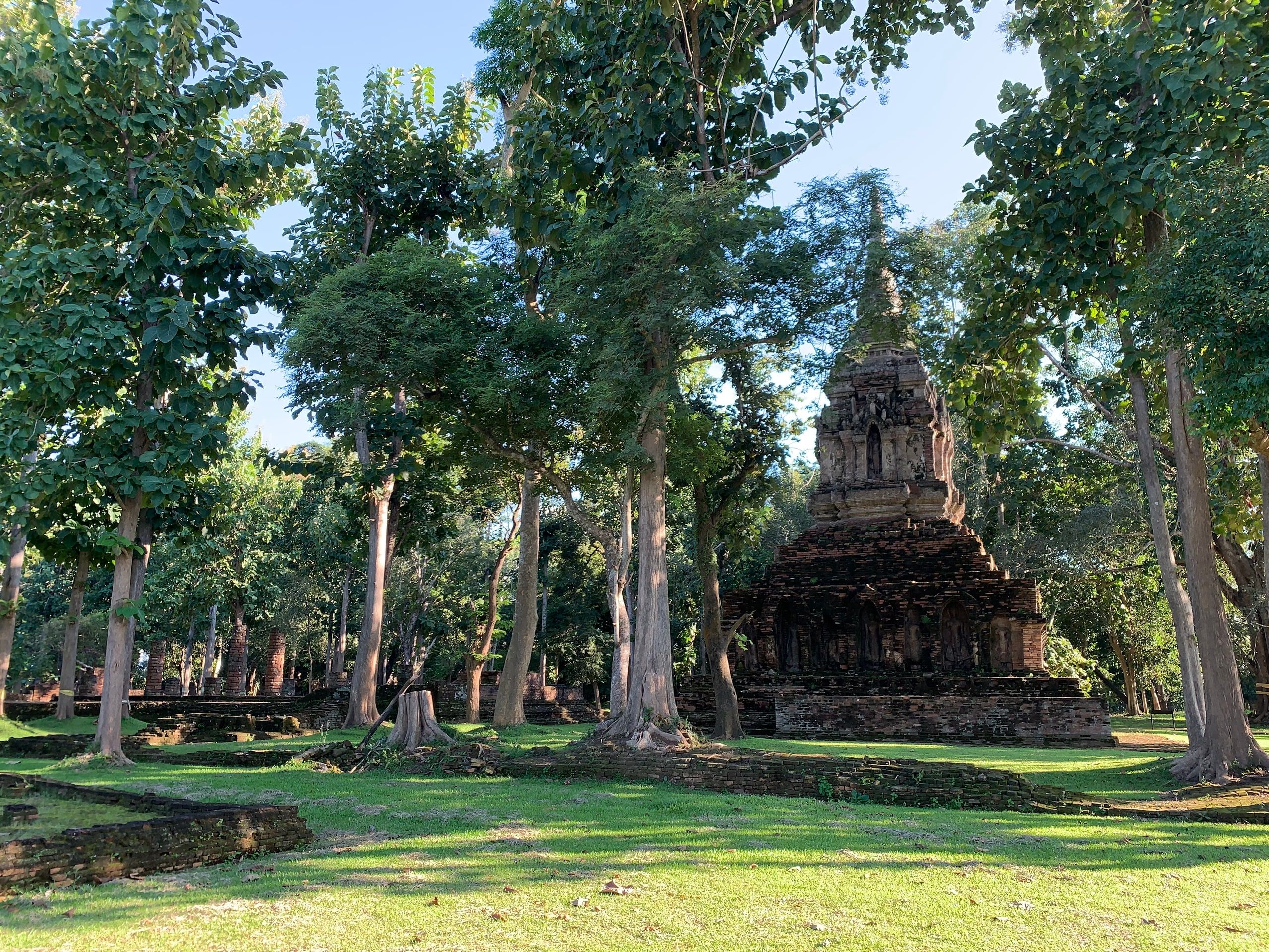 Le chedi de brique du Vat Pa Sak à l'ombre des grands arbres