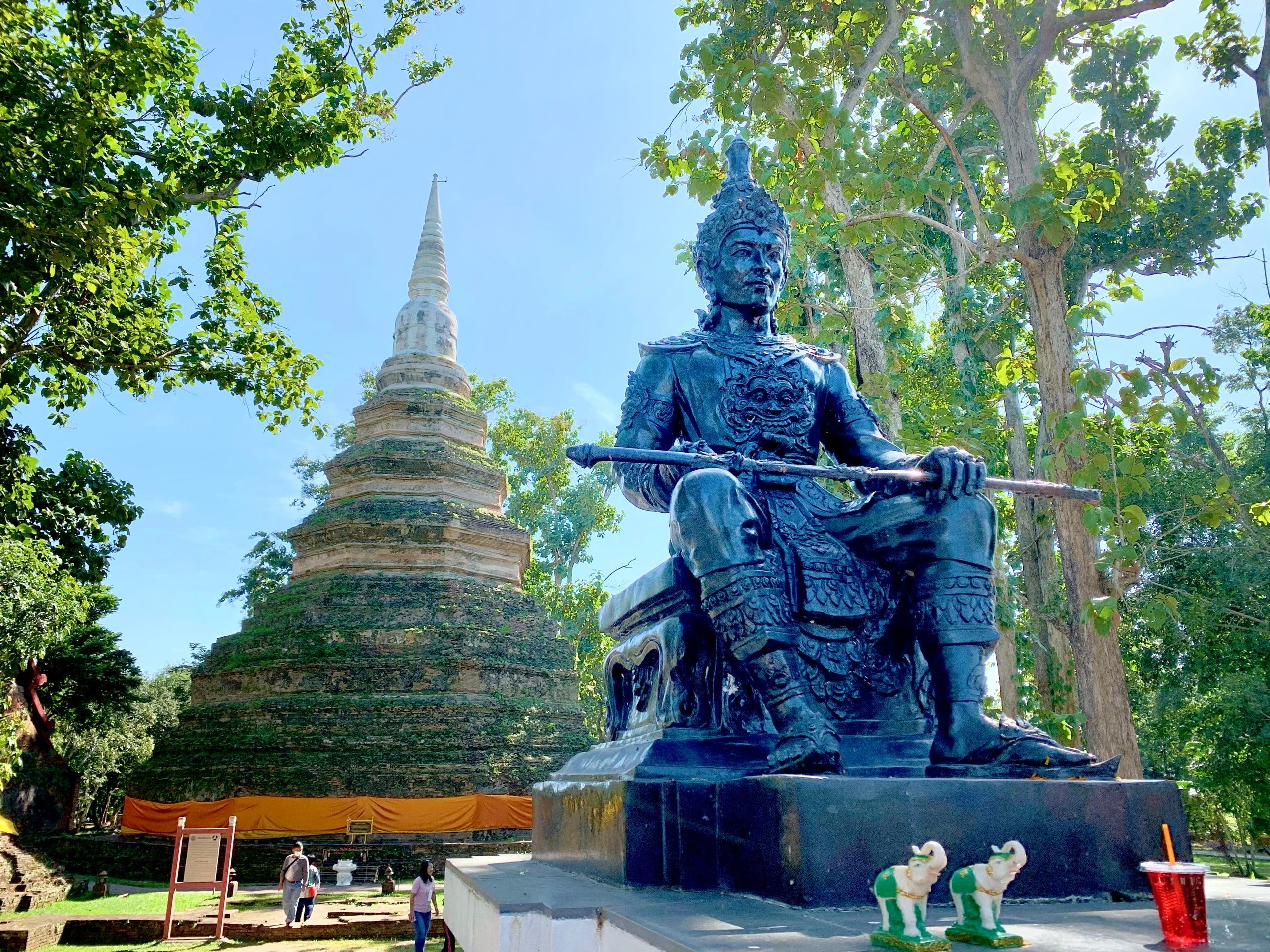 La statue du roi Saenphu devant le chedi du Vat Phra That Chedi Luang