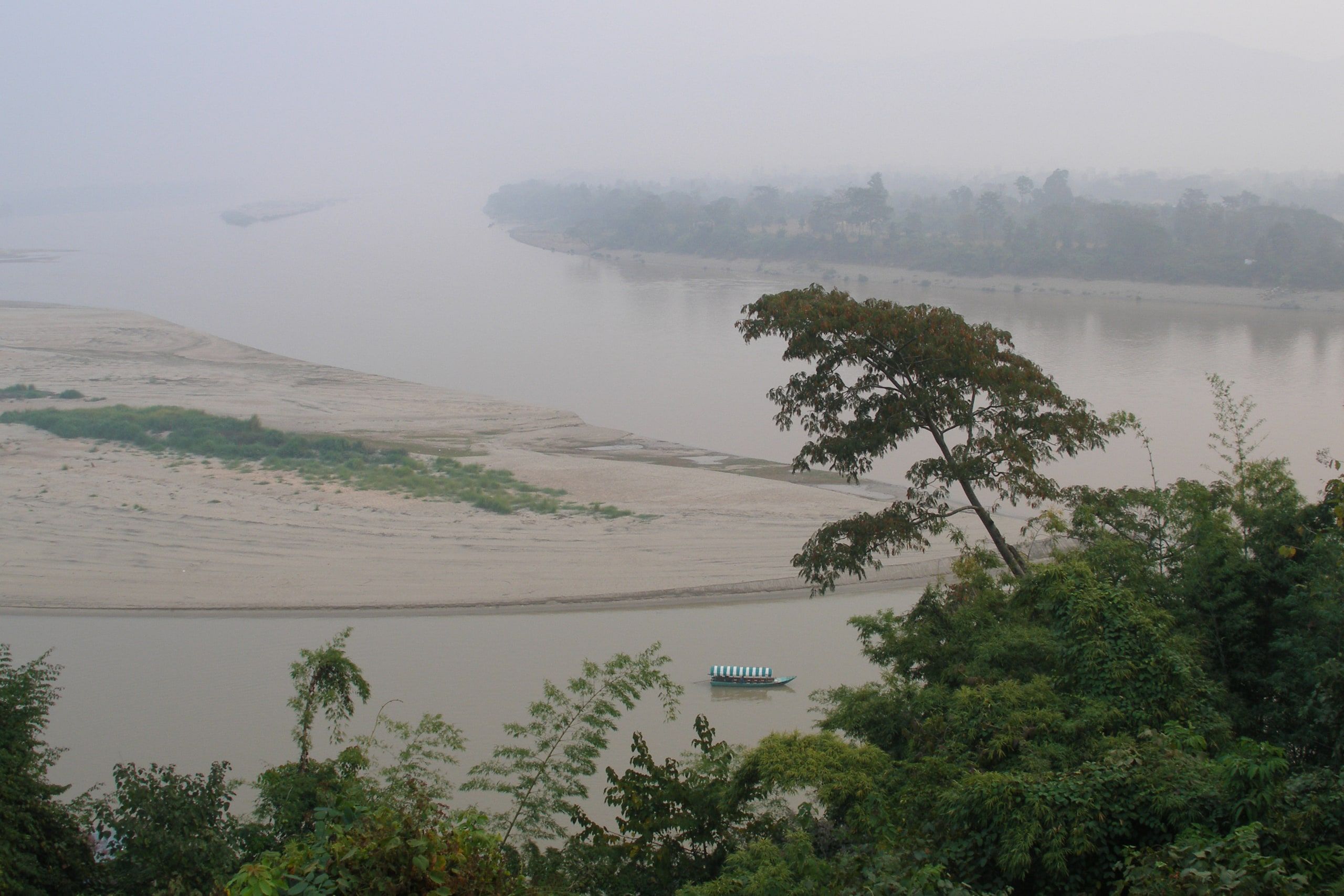 Le Mékong et ses bancs de sable vus du Triangle d'or, dans la brume