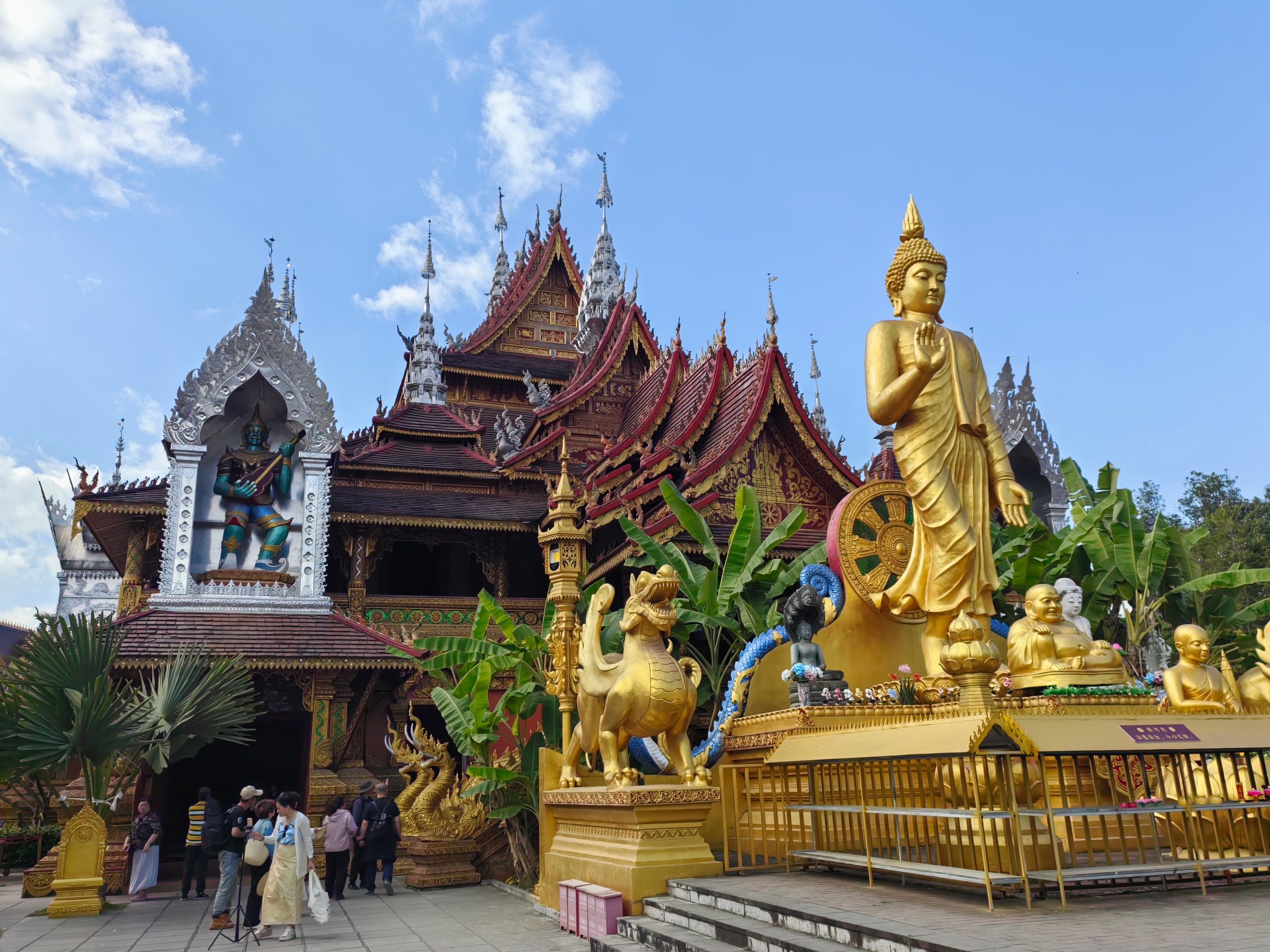 Zongfo Temple and its golden Buddha statues in Manting Park