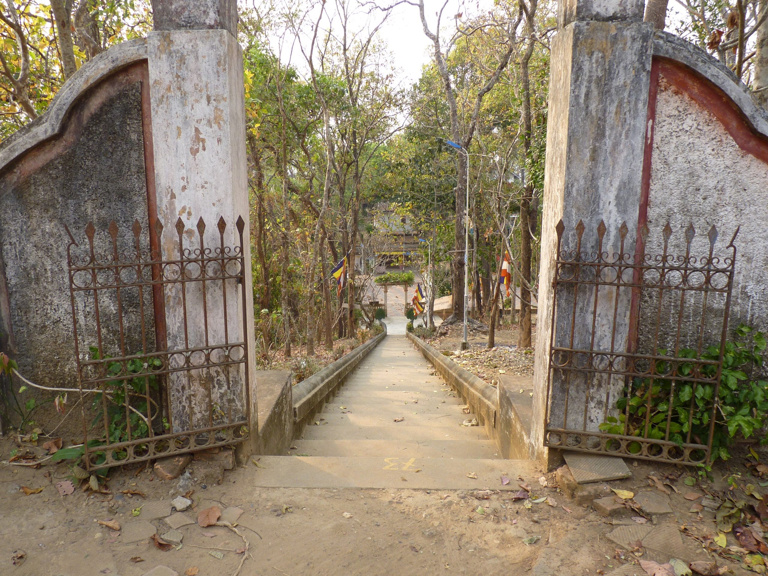 The steps climbing to the Phnom Sambok pagoda, between two walls