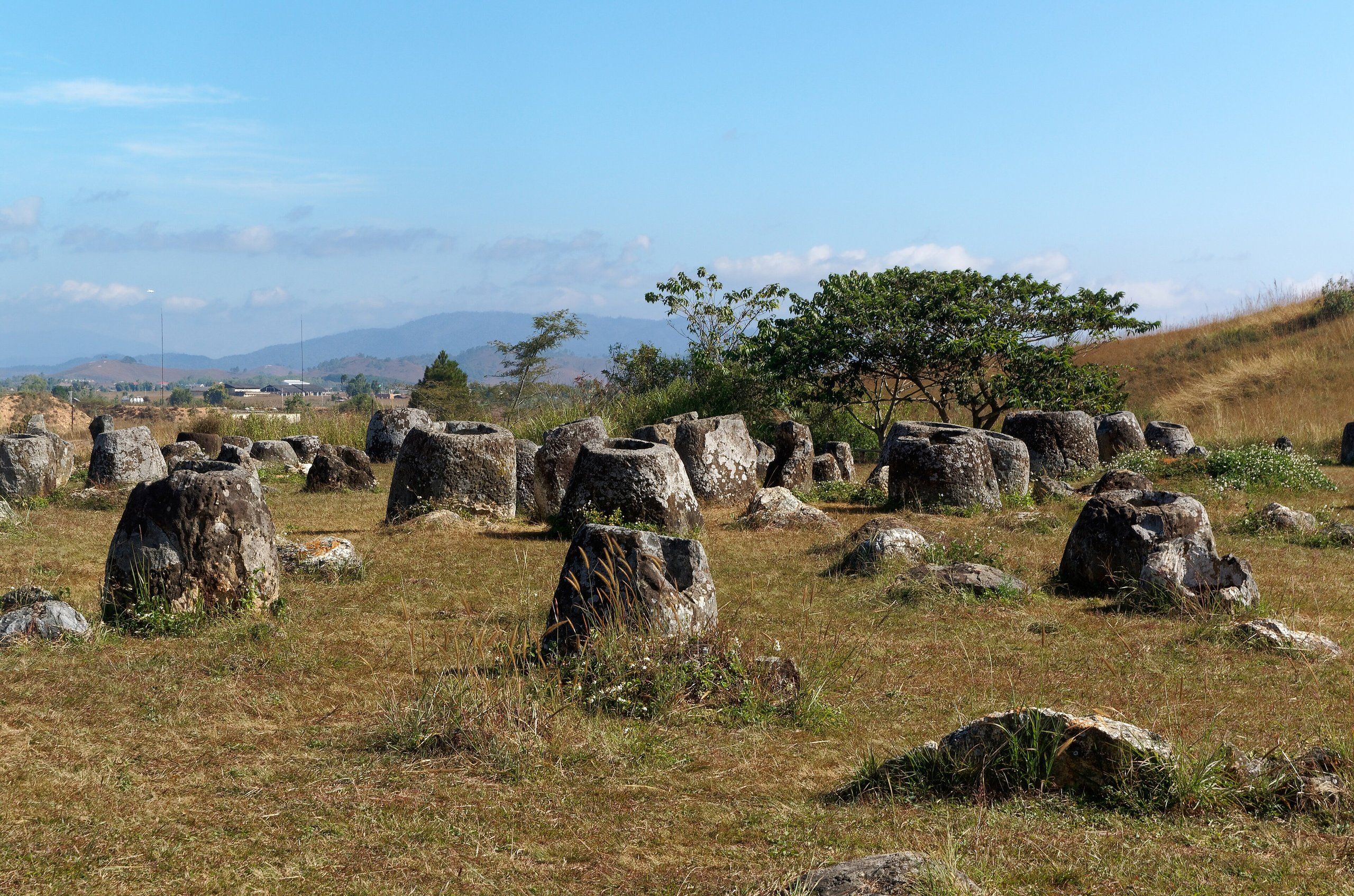Les jarres de pierre du site 1 de la plaine des Jarres, dans l'herbe sèche