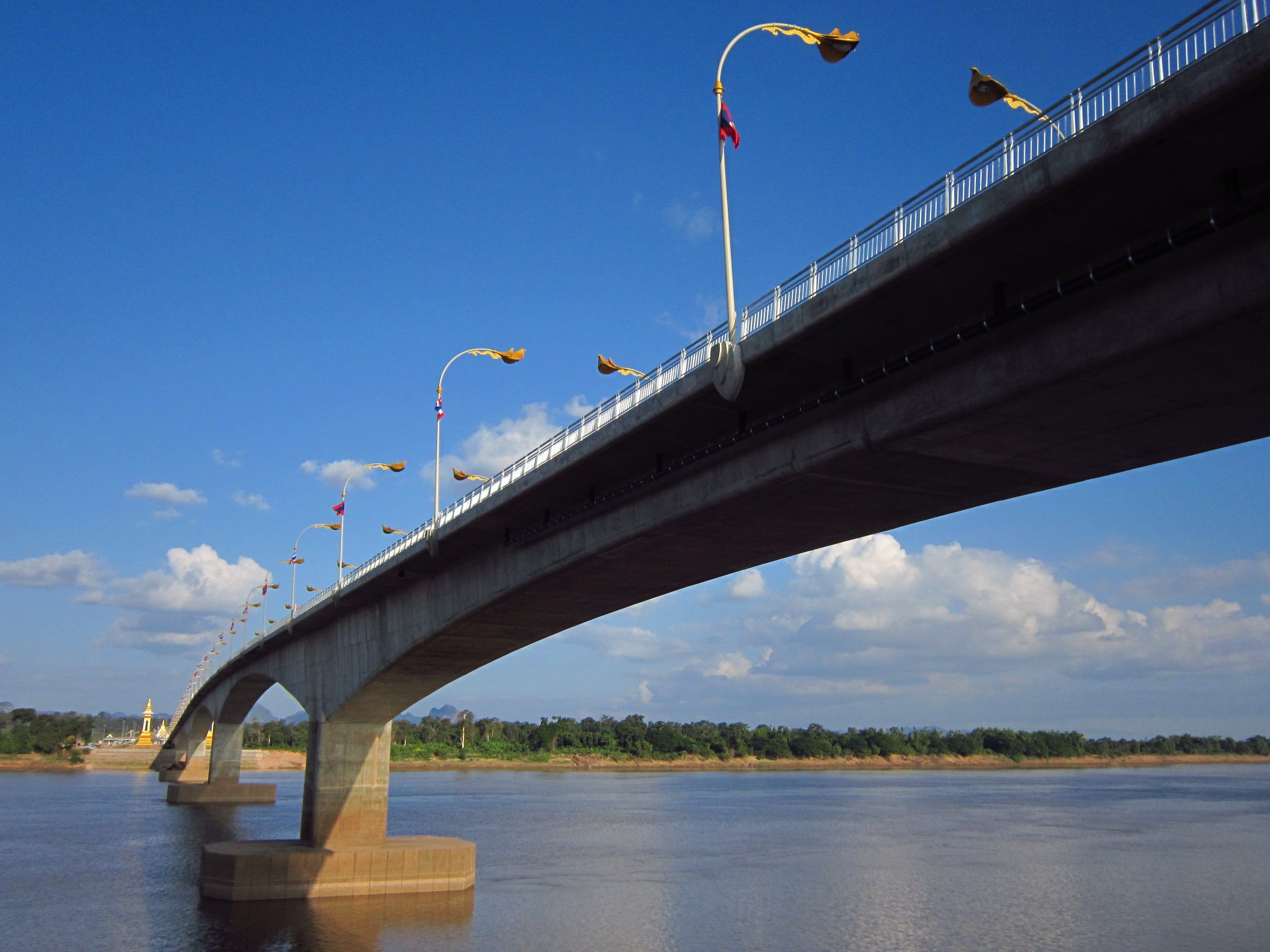 Le 3e pont de l'Amitié entre Nakhon Phanom et Thakhek, vu de la berge