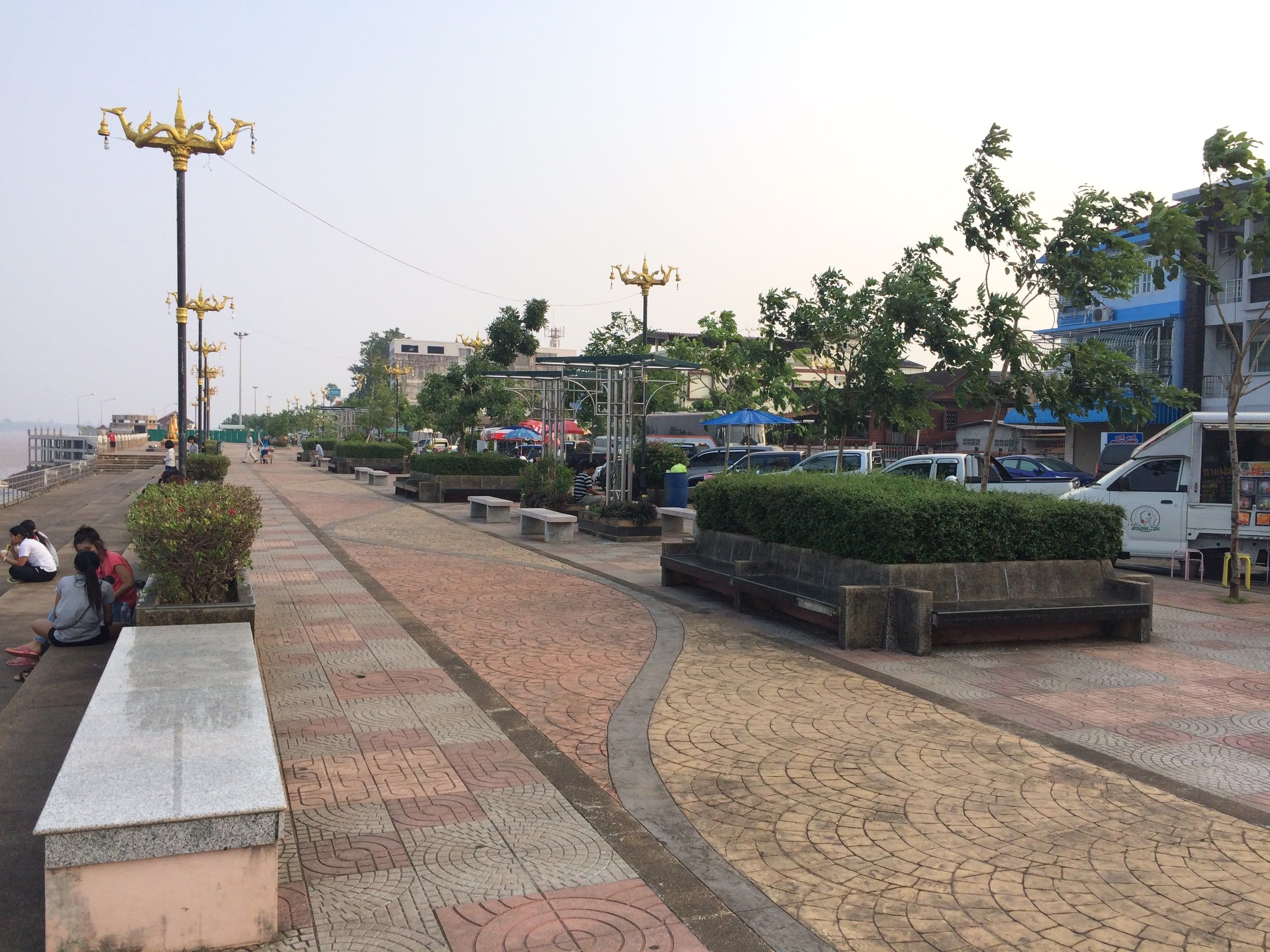 La promenade de Nakhon Phanom le long du Mékong, ses réverbères et ses bancs