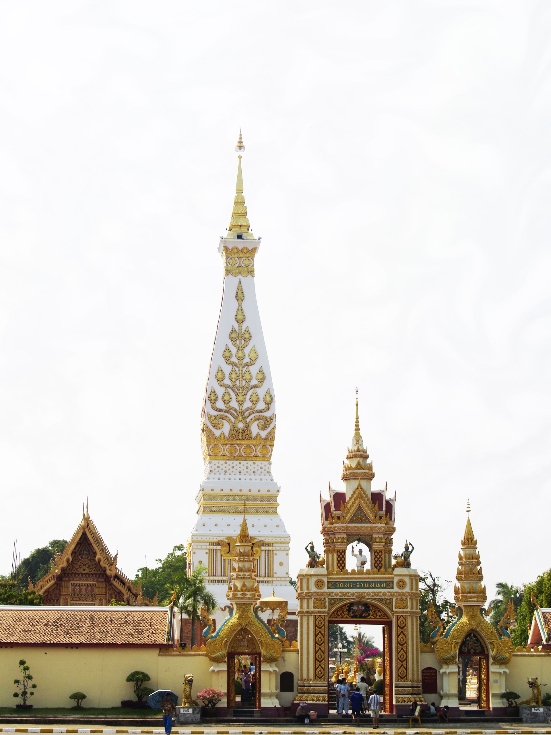 Le chedi blanc et or du Wat Phra That Phanom et ses ornements dorés