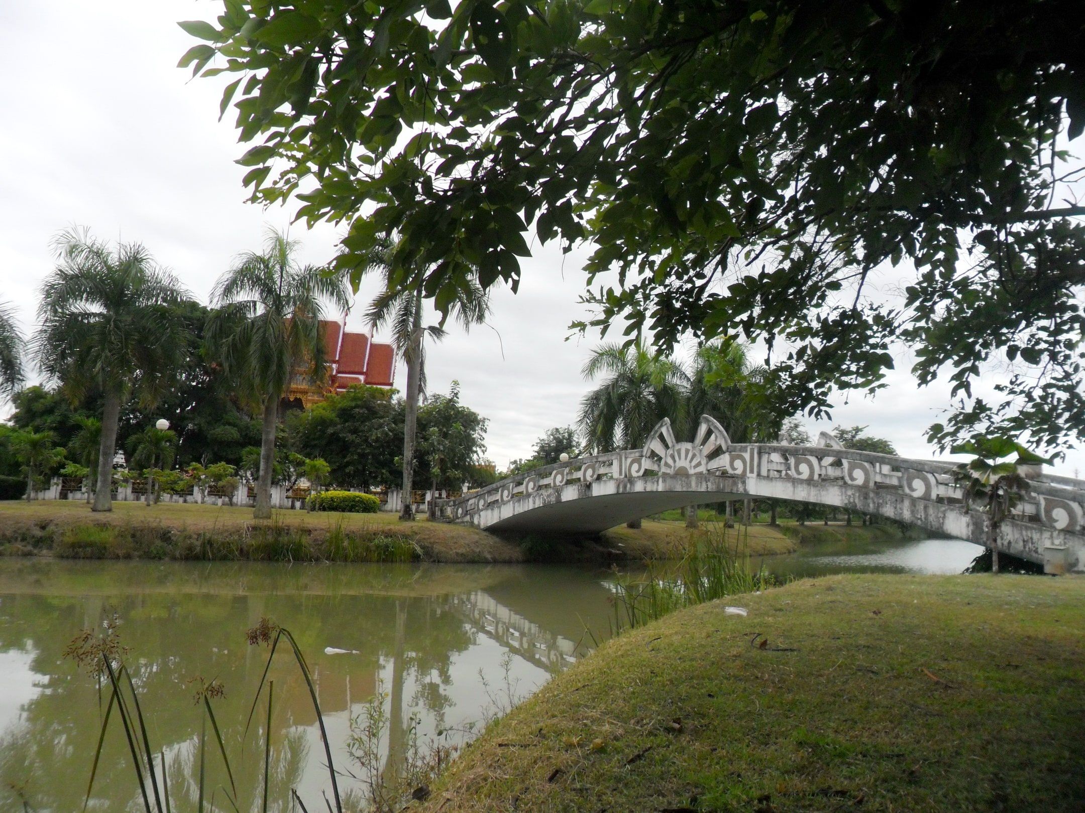 Le parc public de Nong Thin, son pont blanc et le Wat Mi Chai