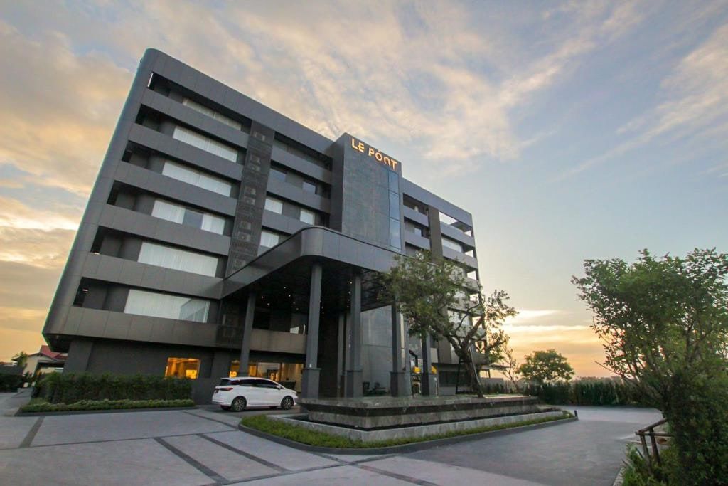 The dark facade of LePont Riverfront Resort at sunset, a white car at the entrance