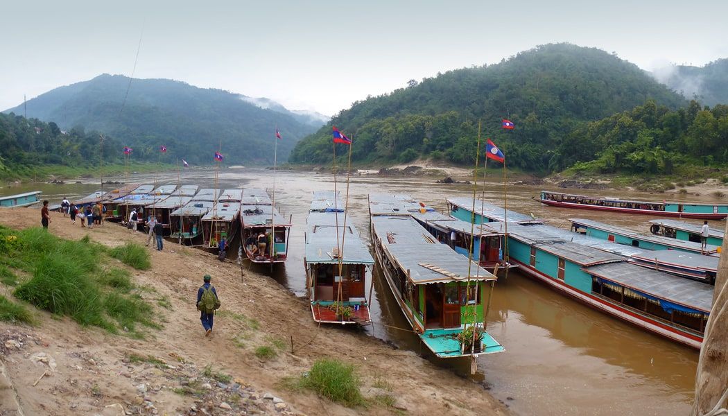 Les slow boats alignés sur la berge de Pakbeng, la ville en arrière-plan
