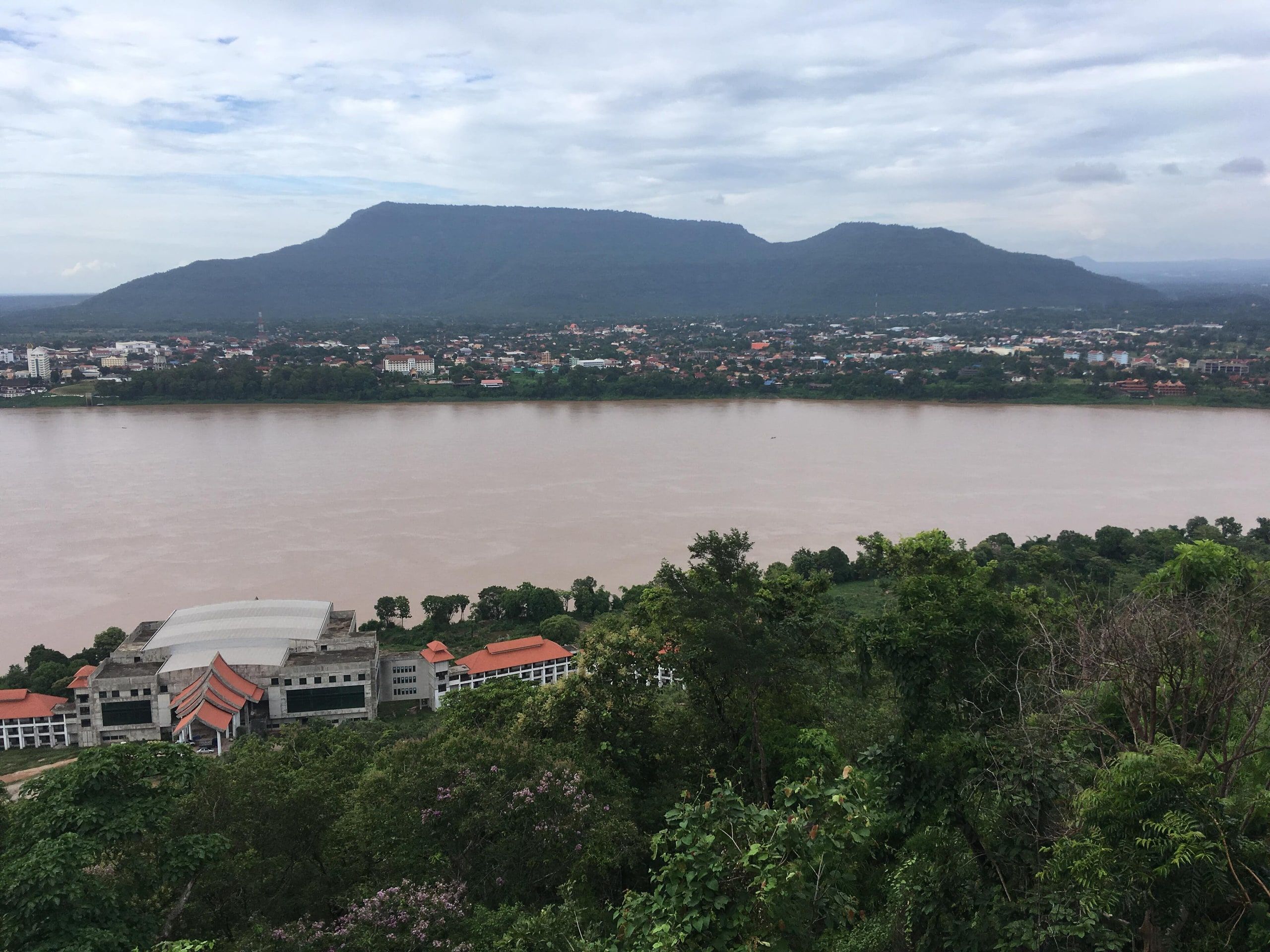 Paksé vue de la rive droite du Mékong, une montagne tabulaire à l'horizon