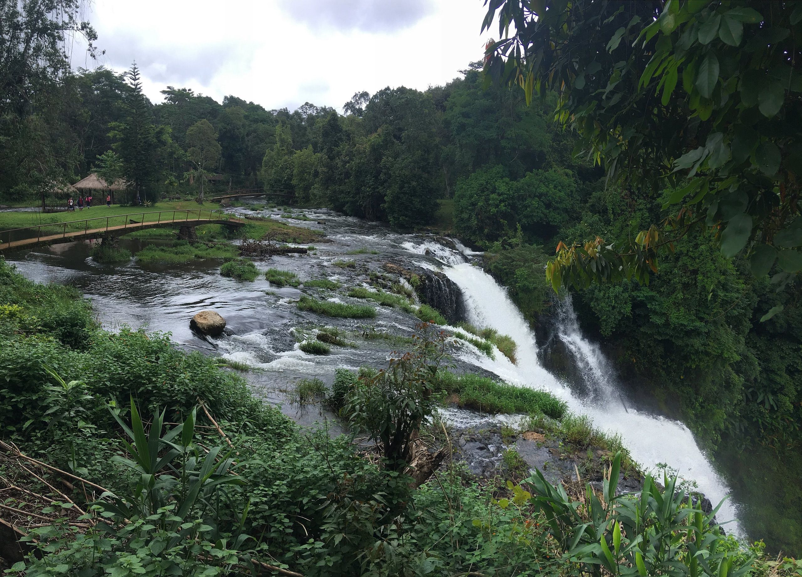 La cascade de Tad Yuang en pleine eau, dans la forêt du plateau des Bolavens