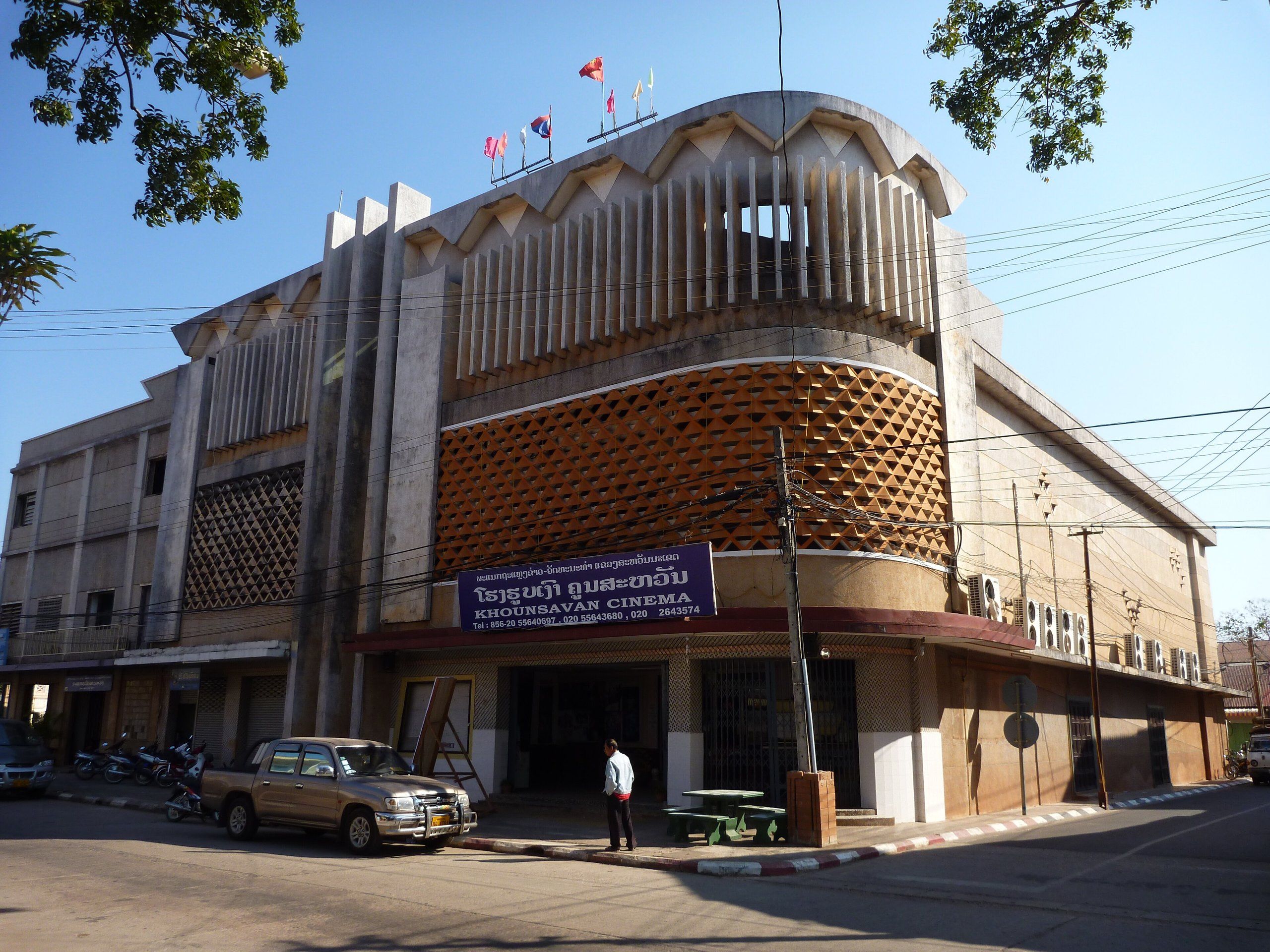 The curved facade of the old cinema, in the colonial quarter