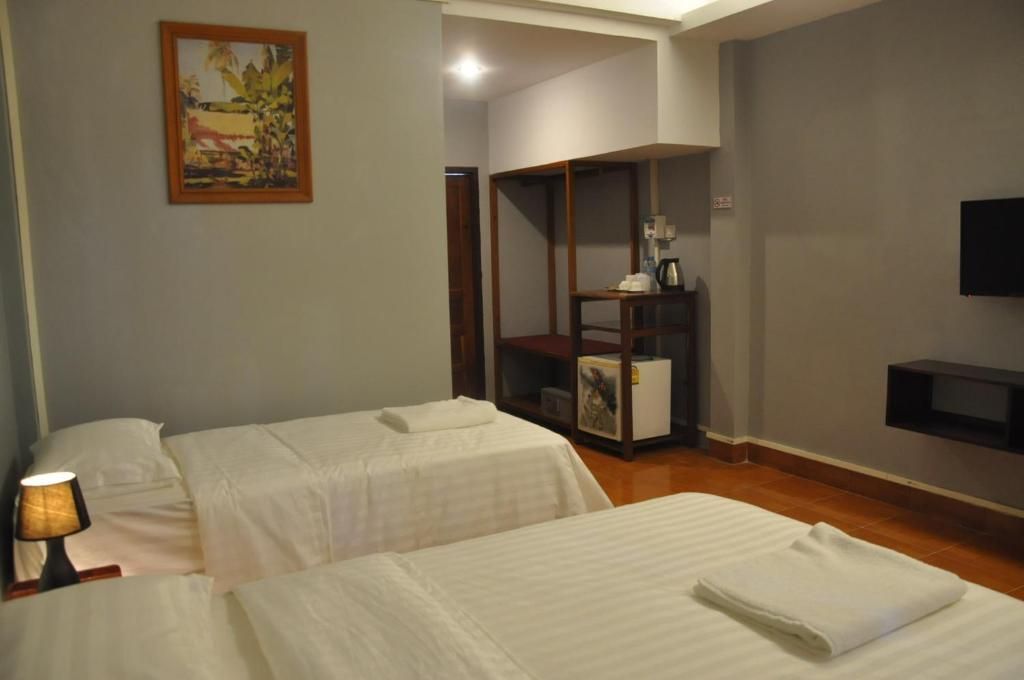 A twin room at Pilgrim's Kitchen & Inn, with a wooden floor and a painting on the wall