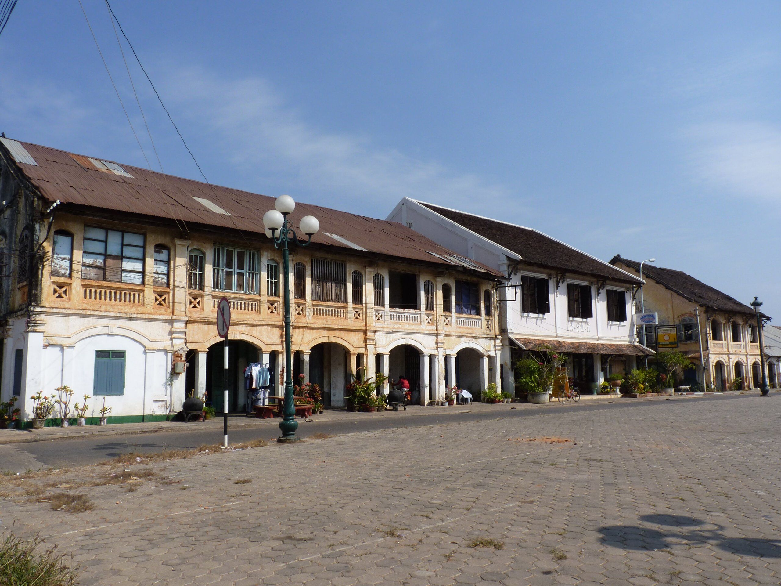 Les maisons à arcades de l'ancienne place du marché, Talat Yen, dans la vieille ville de Savannakhet