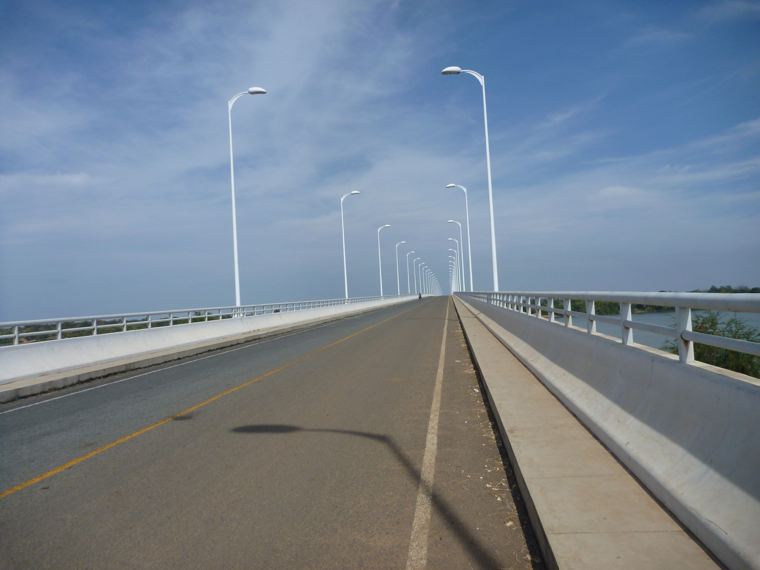 Le tablier d'un pont routier près de Stung Treng, sous un ciel bleu
