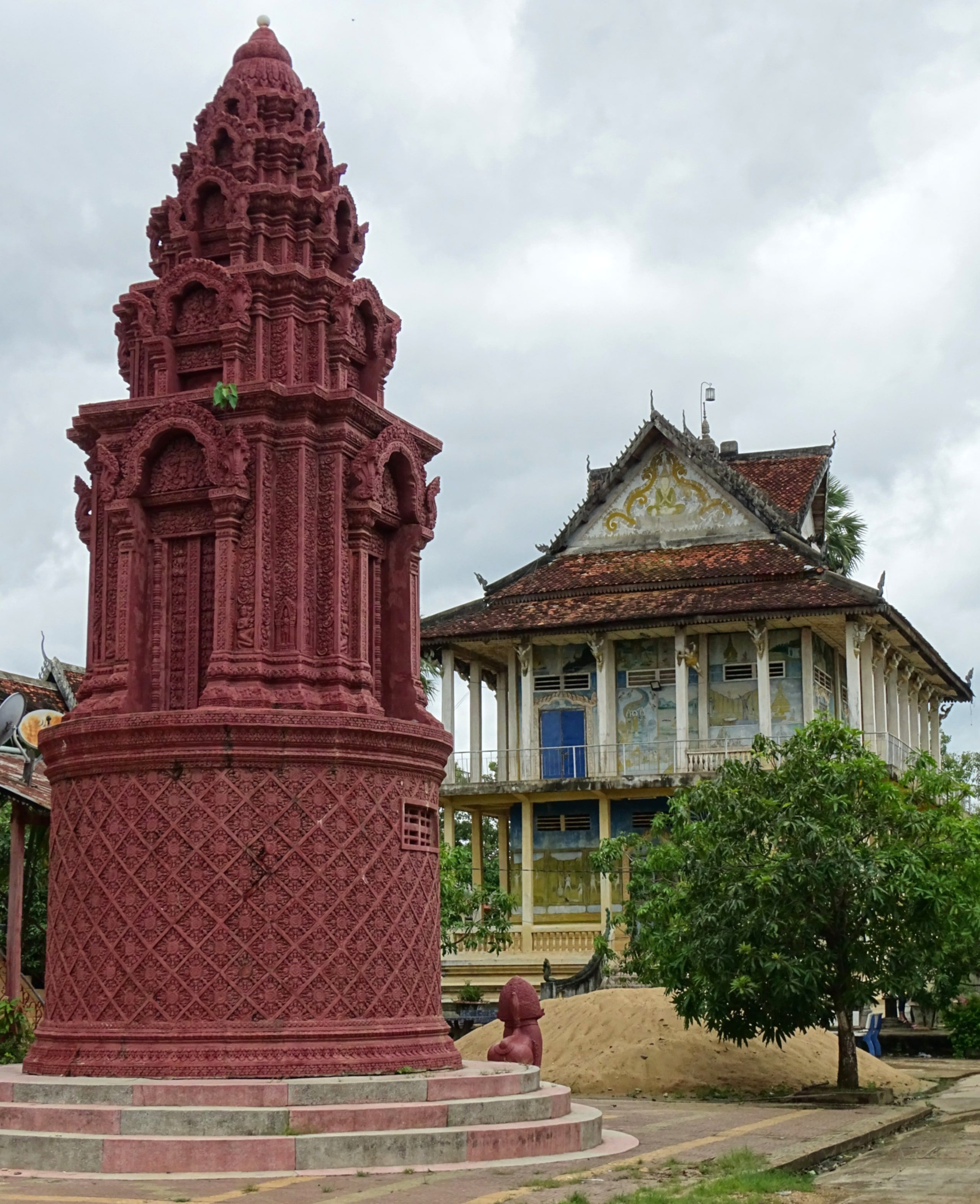 Un stupa rouge et un bâtiment de temple à Stung Treng