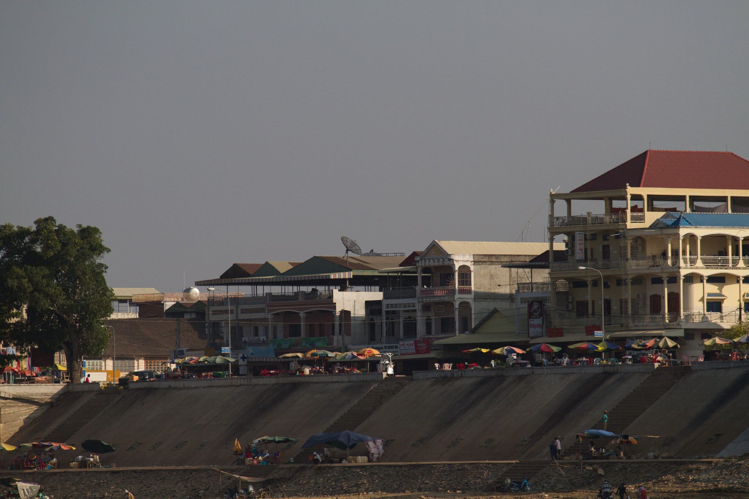 Le front de fleuve de Stung Treng et ses maisons à étages