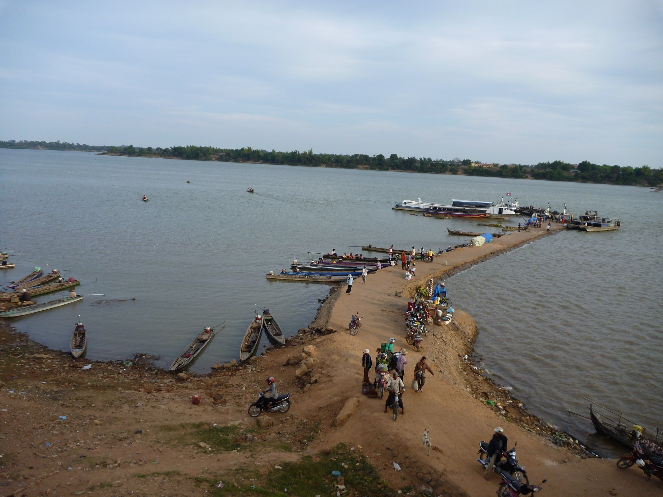 Le port de Stung Treng, une jetée de terre et des bateaux sur le fleuve