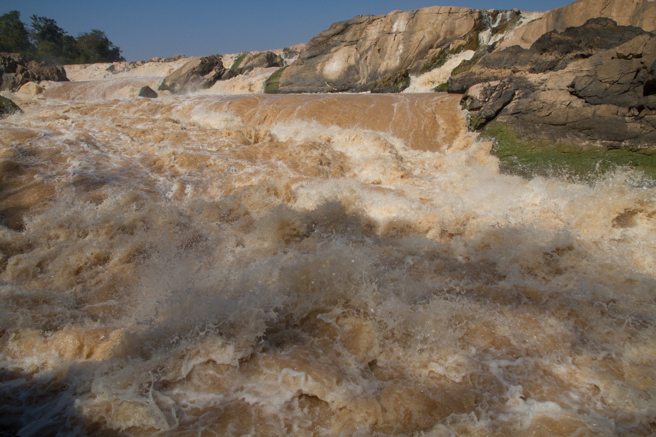 Les chutes de Sopheakmit en crue, l'eau boueuse entre les rochers