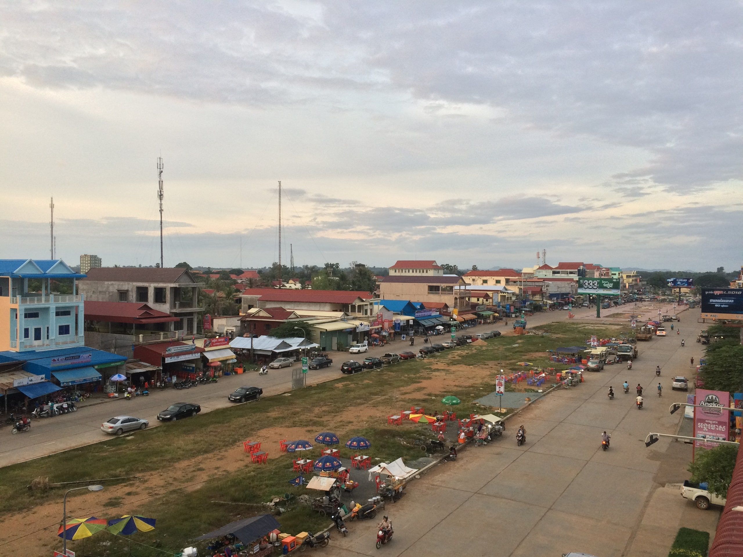 La place du marché de Stung Treng vue d'en haut, le soir