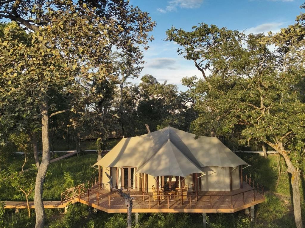 Une tente de toile du Siempang Forest Lodge sur sa terrasse de bois, entre les arbres