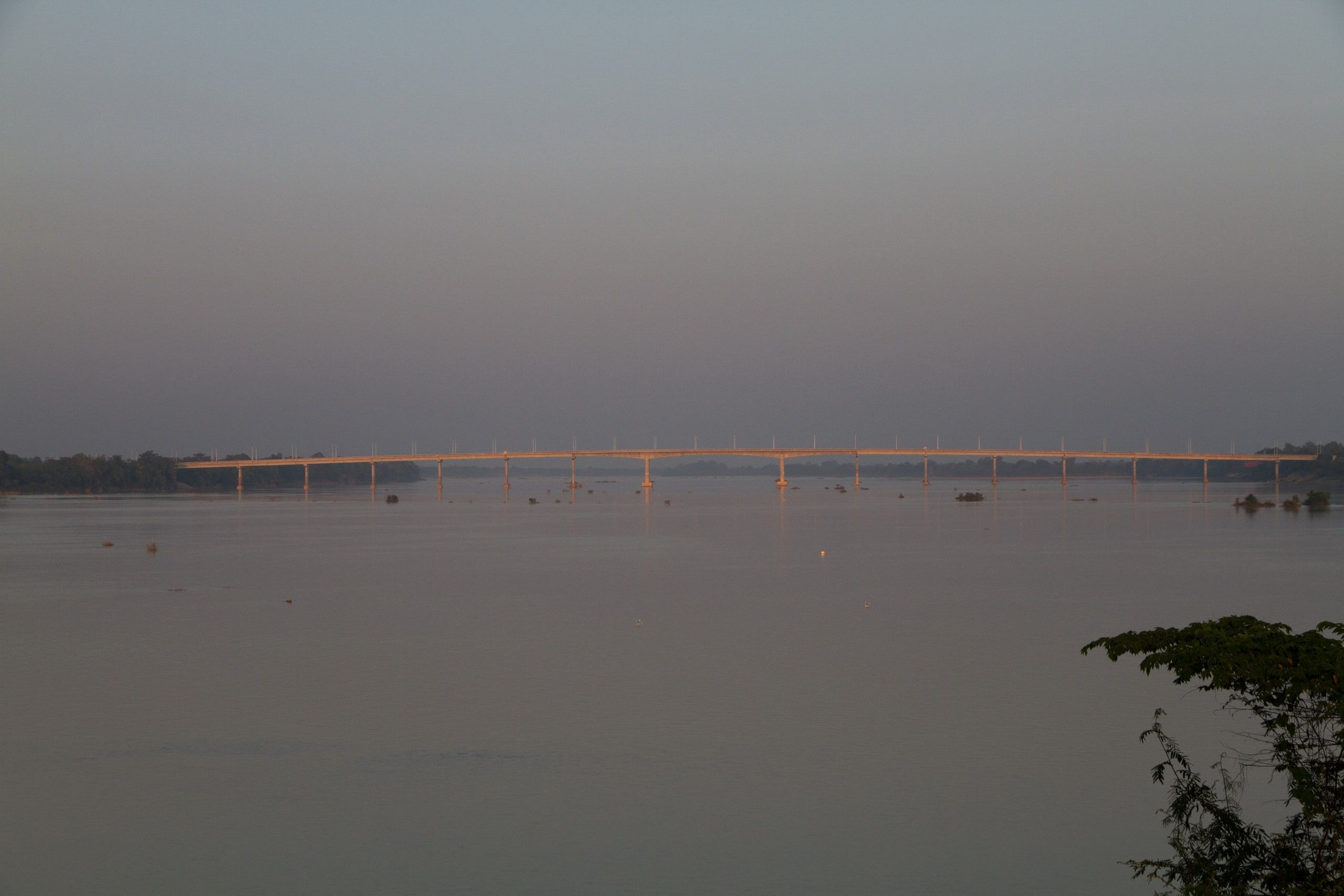 Le pont sur le Mékong à Stung Treng, au loin dans la brume