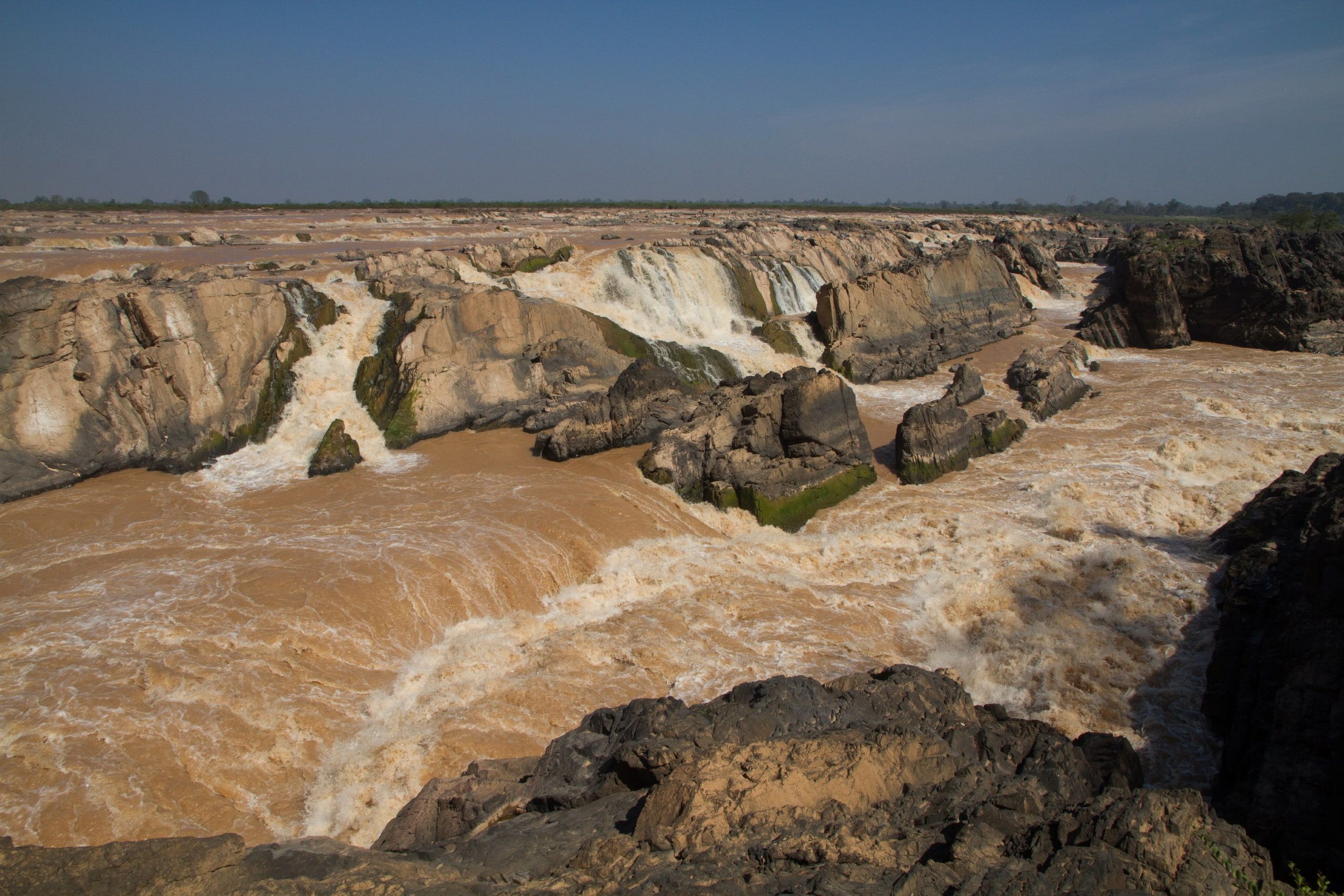 Les chutes de Sopheakmit, des cascades étagées entre les roches à la frontière lao
