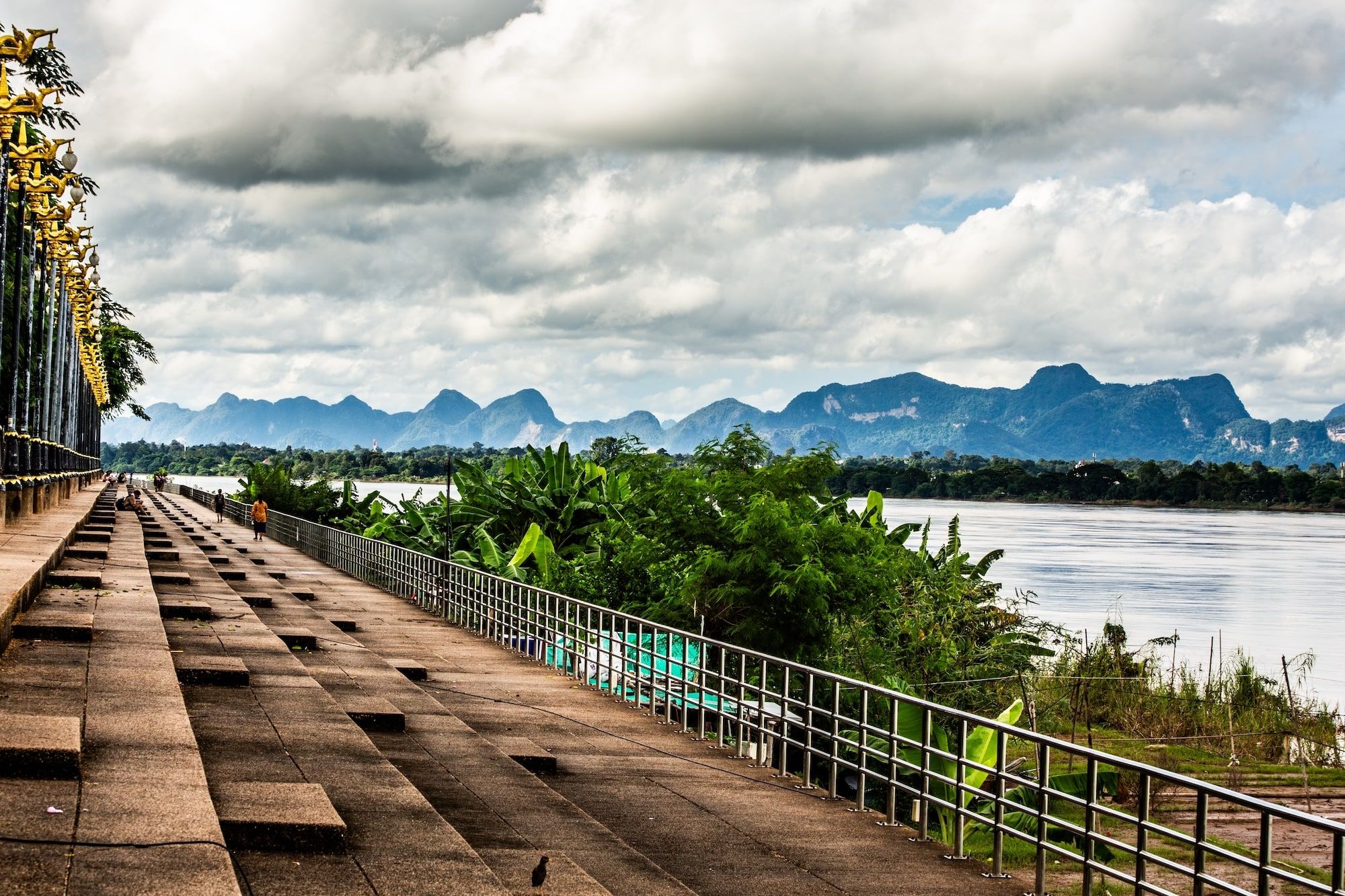 La promenade au bord du Mékong à Nakhon Phanom, les reliefs calcaires du Khammouane sur la rive laotienne en face
