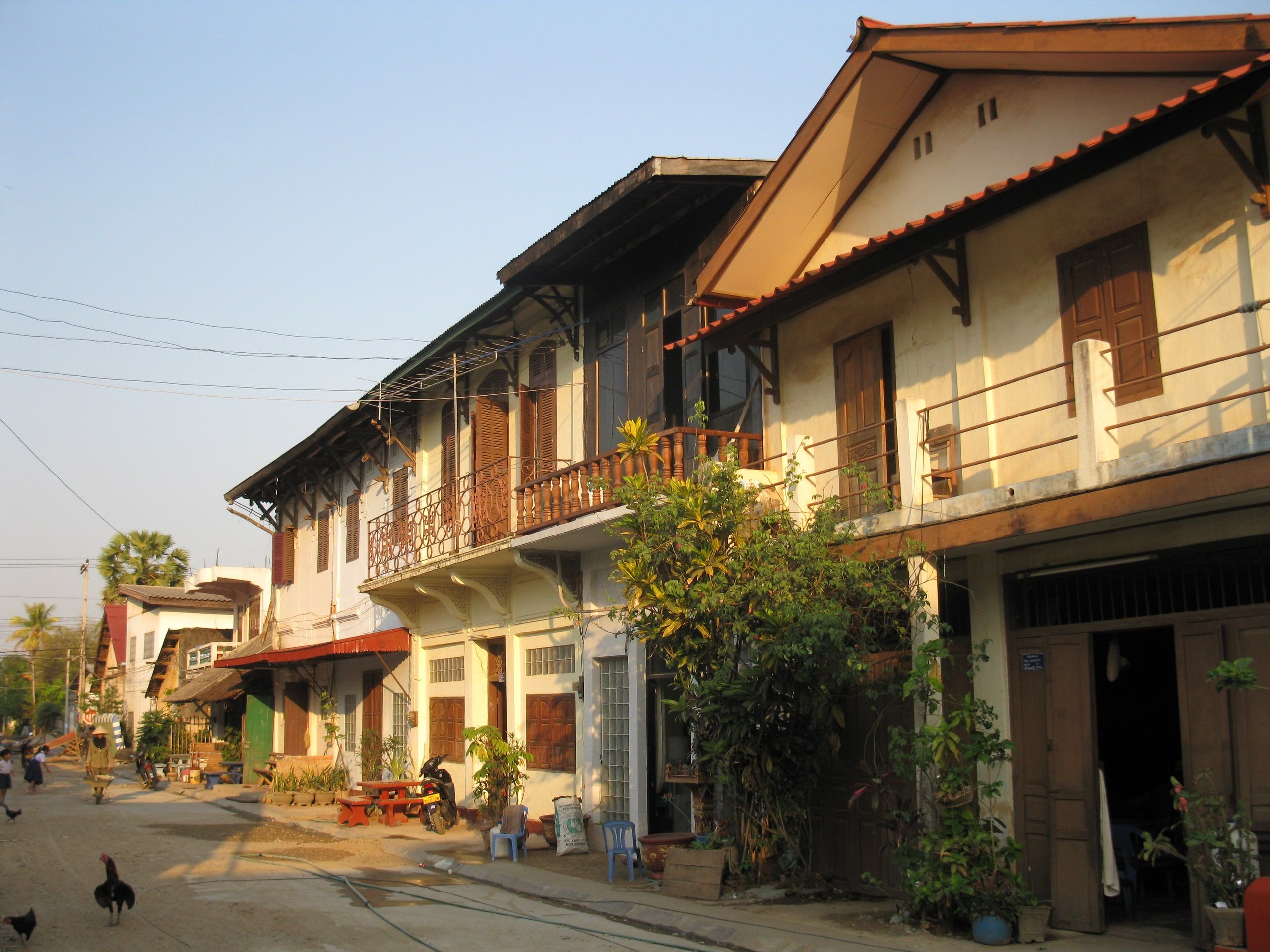 Une rue de maisons coloniales à étages et balcons de bois dans la vieille ville de Thakhek