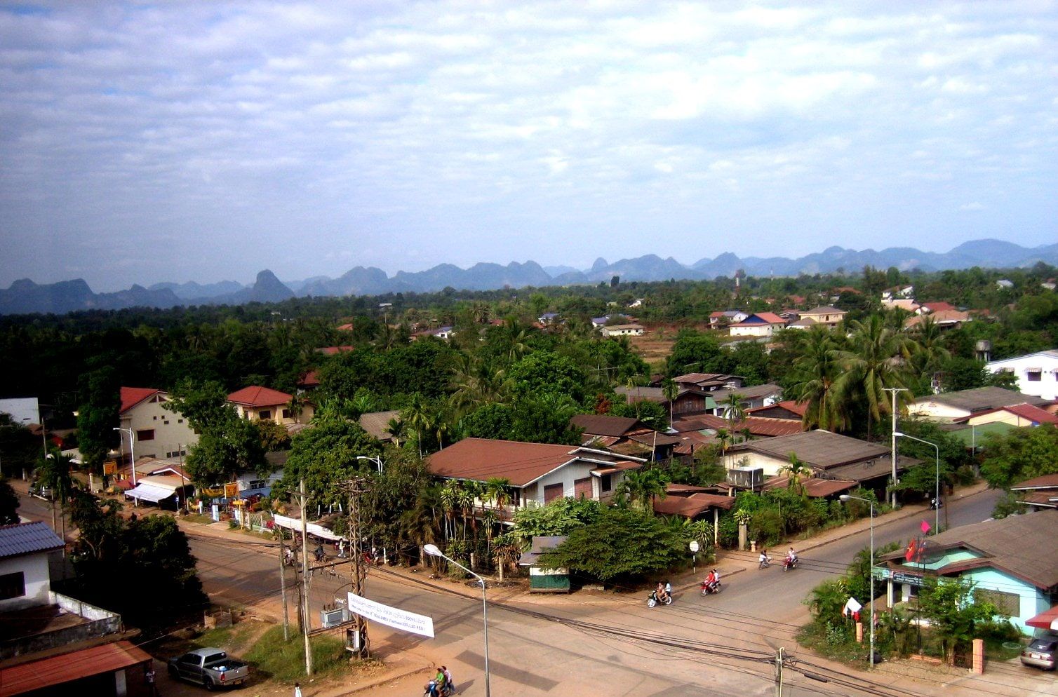 Thakhek vue d'en haut, les toits de la ville et les pics calcaires du Khammouane à l'horizon