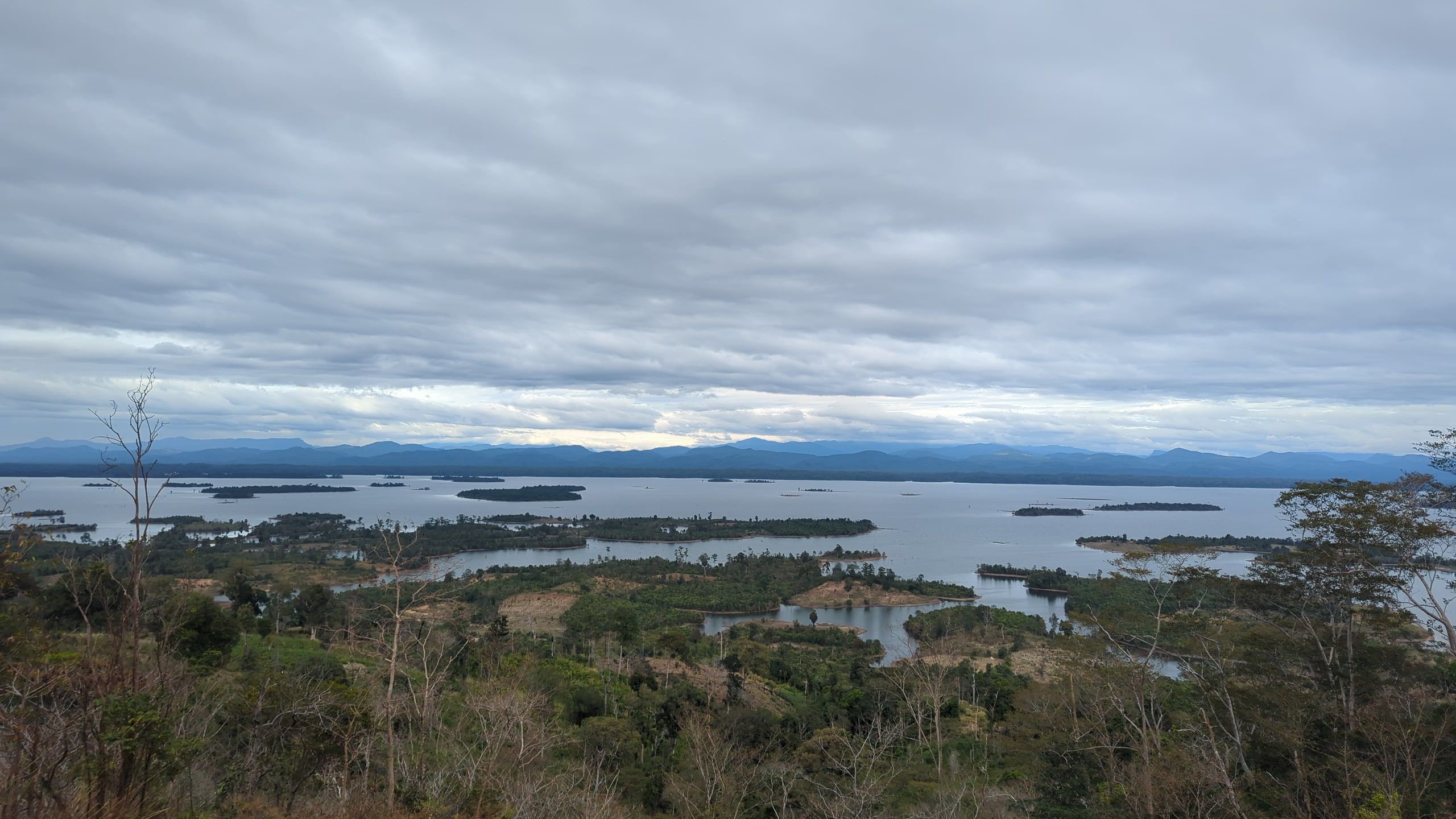 Le réservoir de Nam Theun 2 et ses îles vus du belvédère de Sanseda, sur la boucle de Thakhek