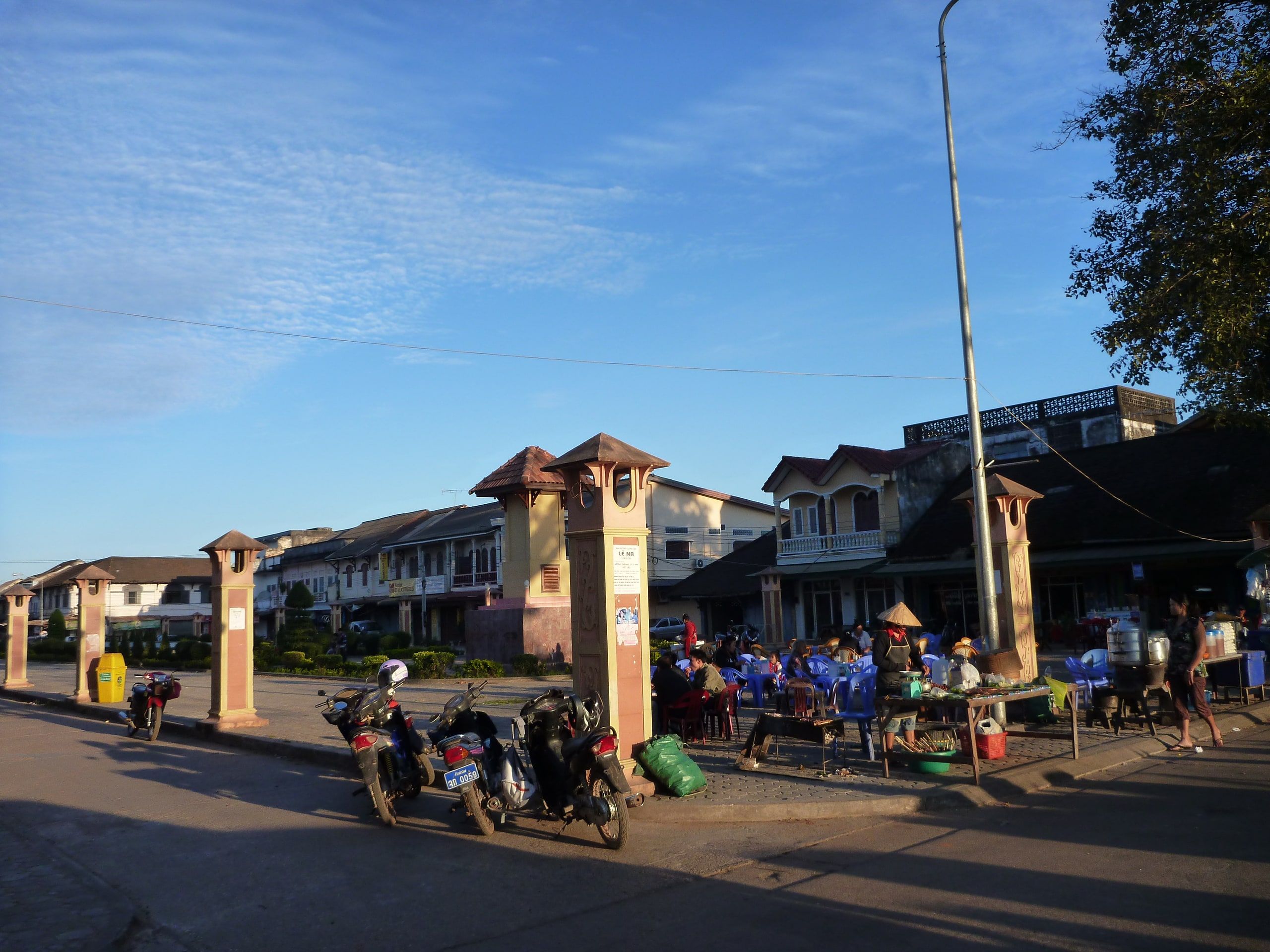 La place centrale de Thakhek, ses colonnes et les terrasses des cafés
