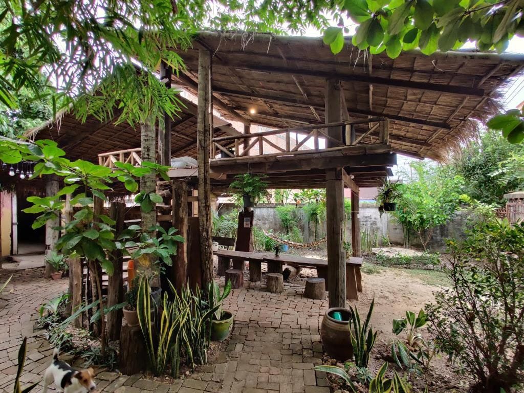Le jardin et le pavillon de bois de la maison d'hôtes Bike&Bed