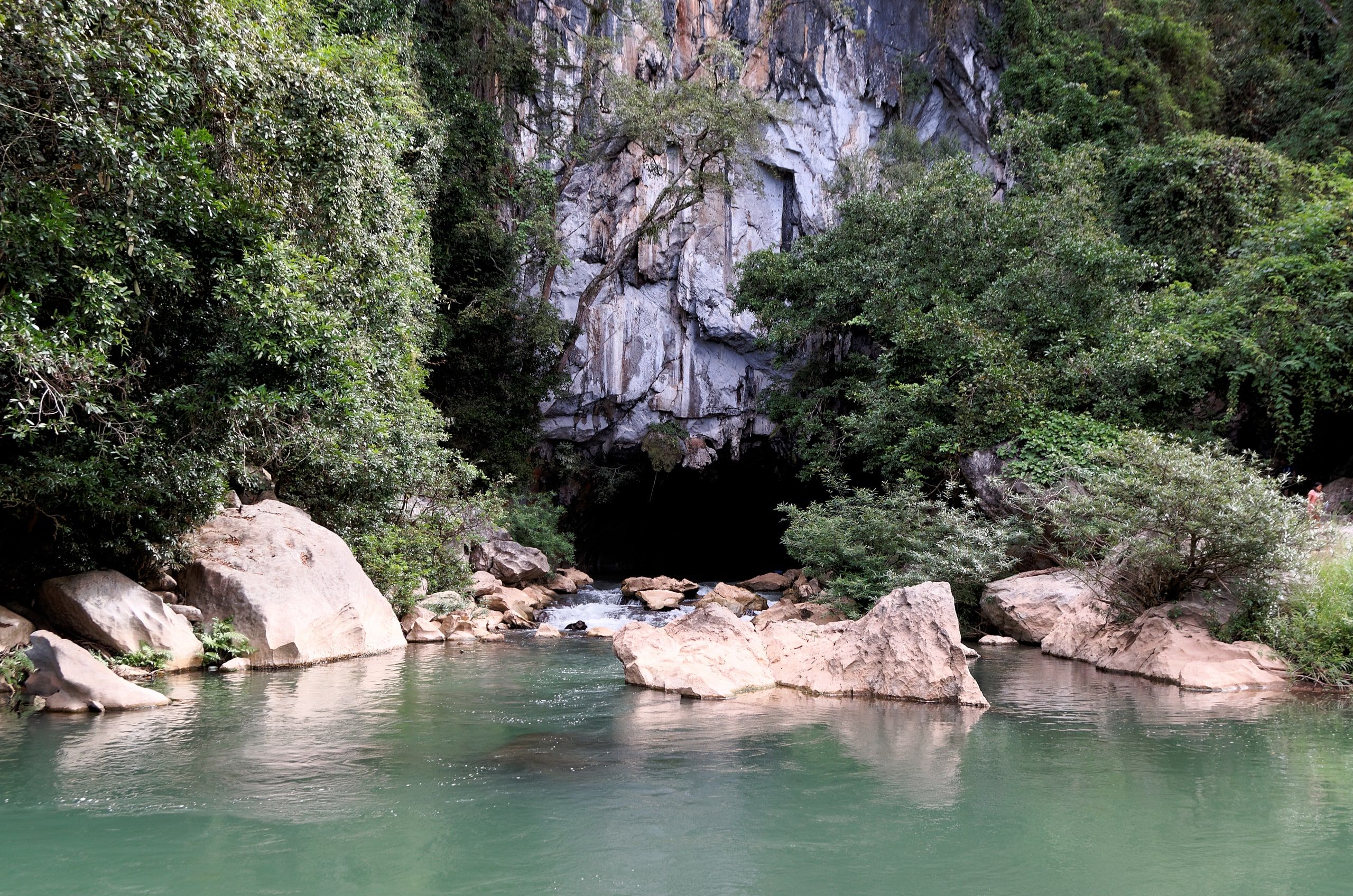 L'entrée de la grotte de Kong Lor, où la rivière ressort de la falaise