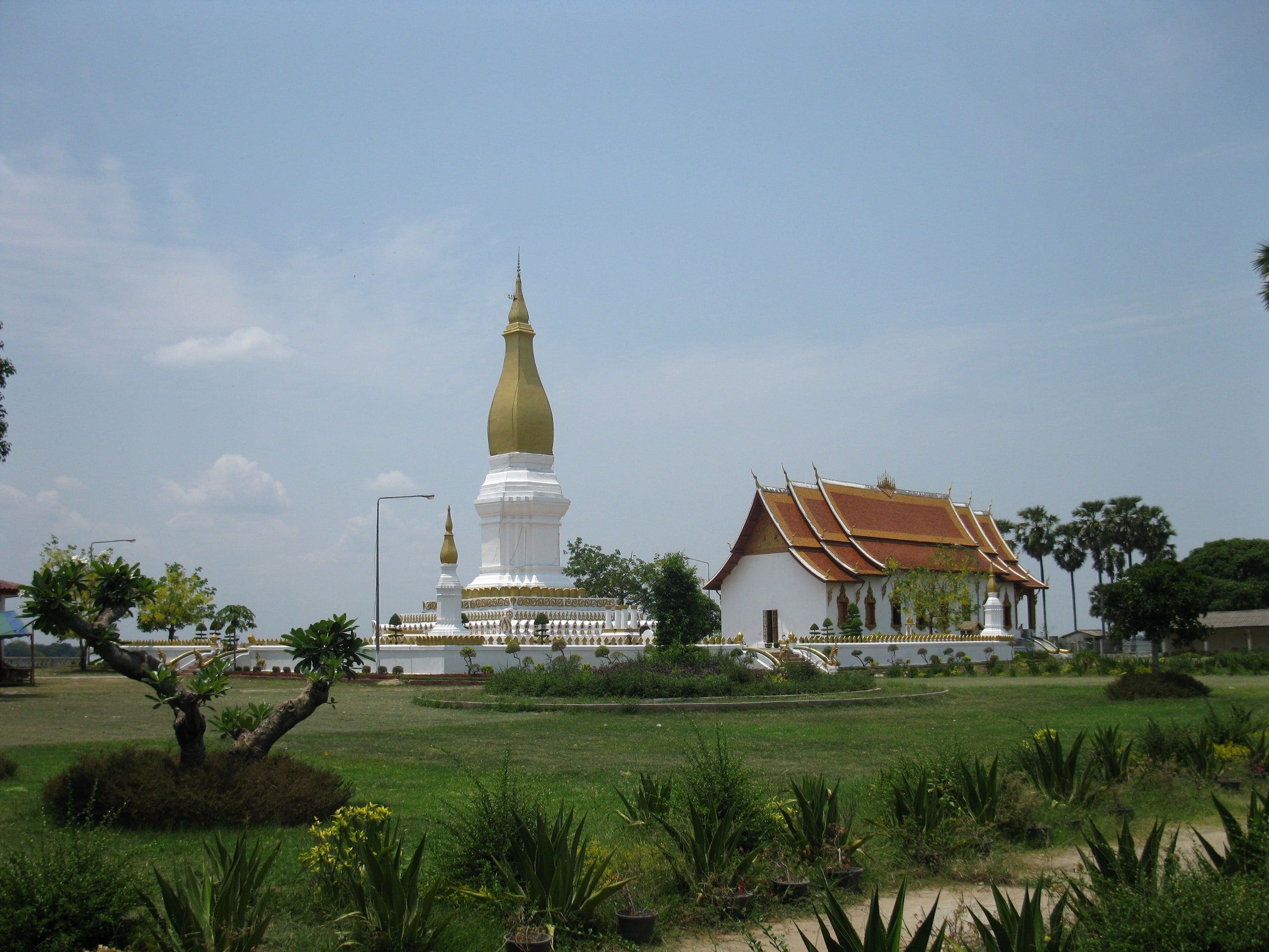 Le stupa doré du That Sikhottabong et son temple, au bord du Mékong