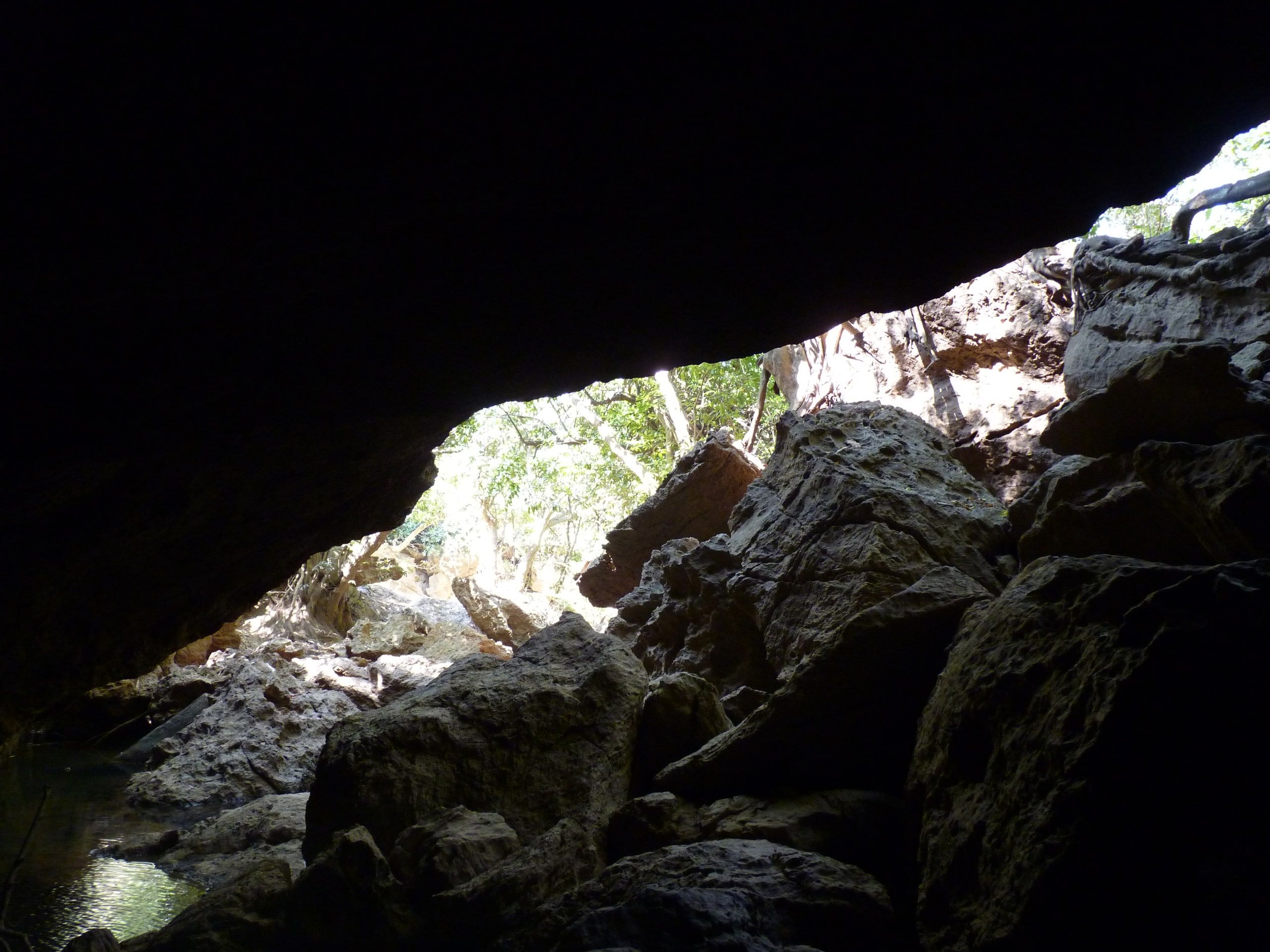 La grande arche rocheuse de Tham Xieng Liab, à l'est de Thakhek