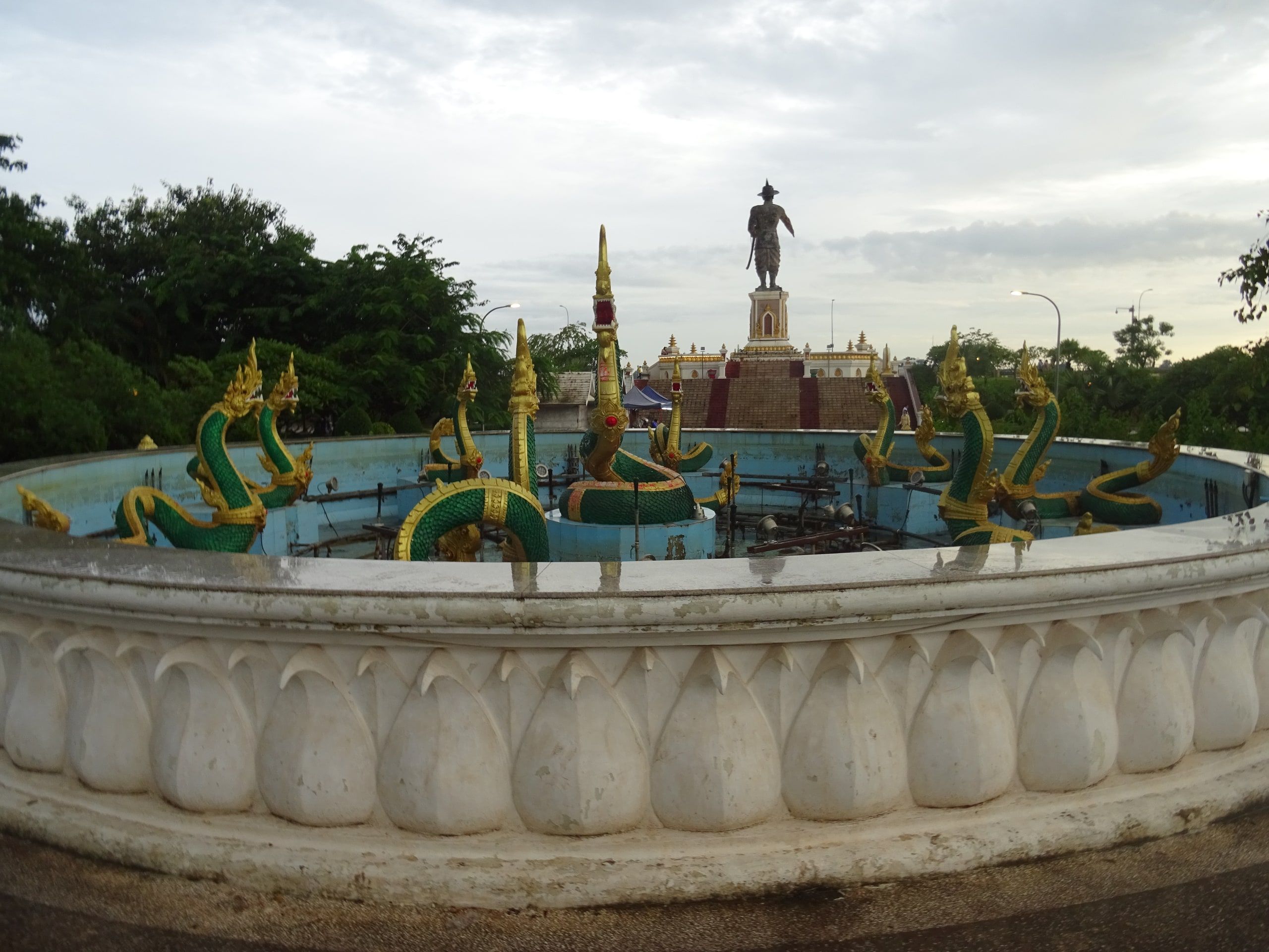La fontaine aux nāgas et la statue du roi Anouvong, au bord du Mékong