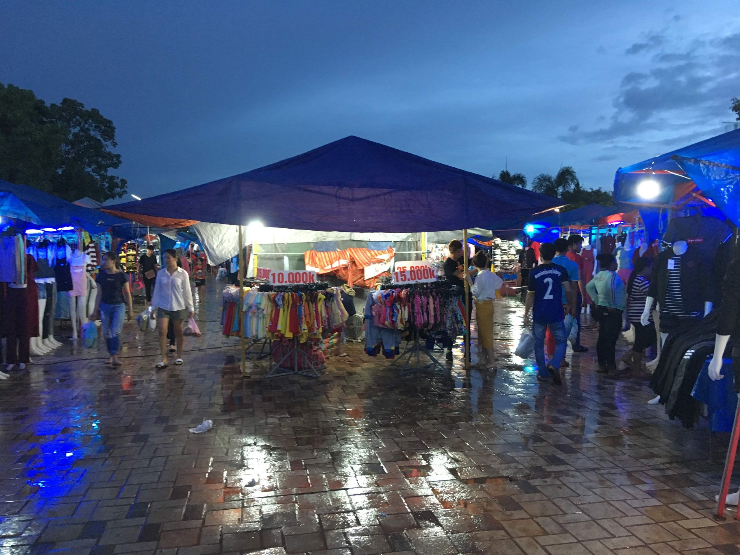 Le marché de nuit du bord du fleuve sous ses tentes, après la pluie