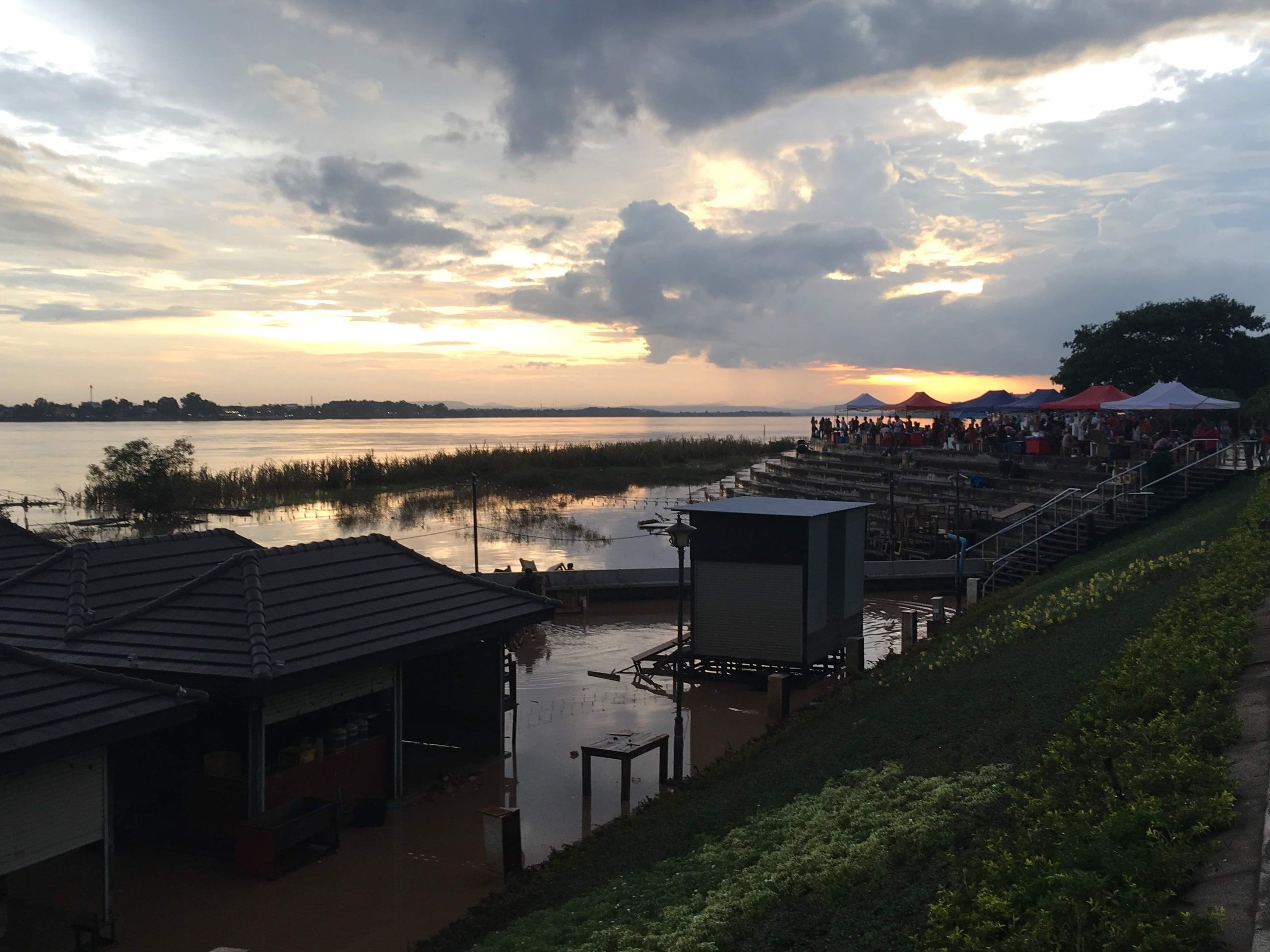 Le Mékong au crépuscule, vu depuis la berge de Vientiane