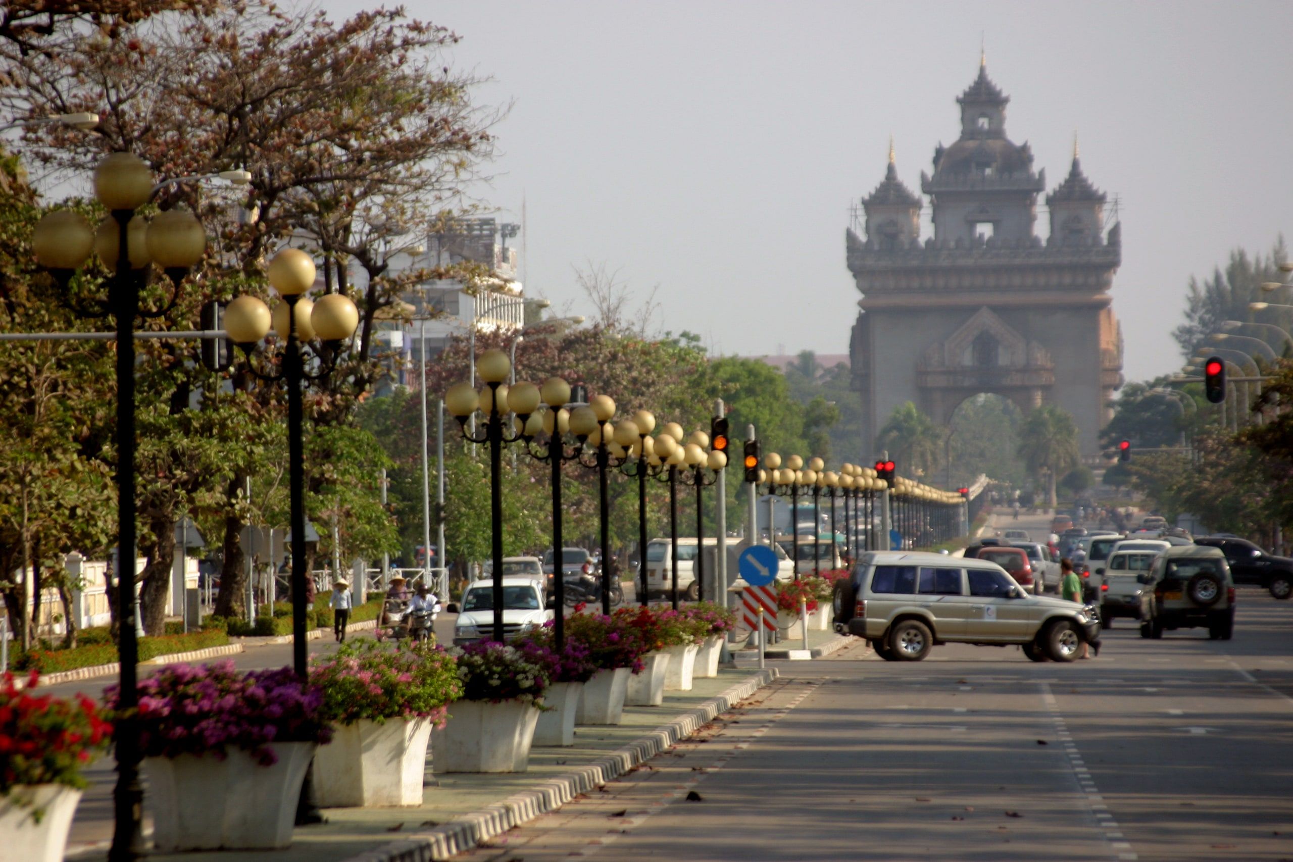 L'avenue bordée de lampadaires qui mène au Patuxai